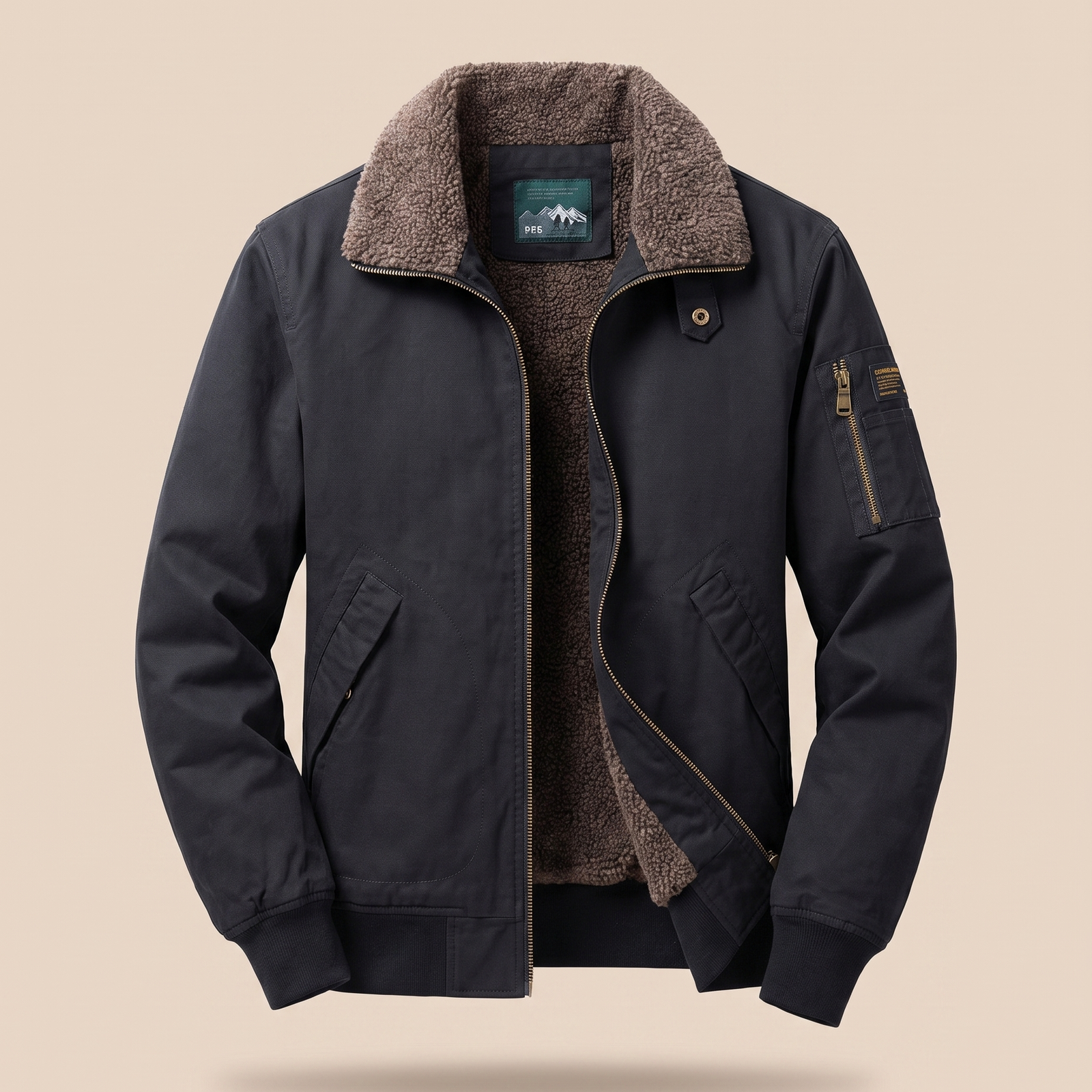 Herrenjacke – harmonisiertes Produktbild auf warmem beigem Hintergrund