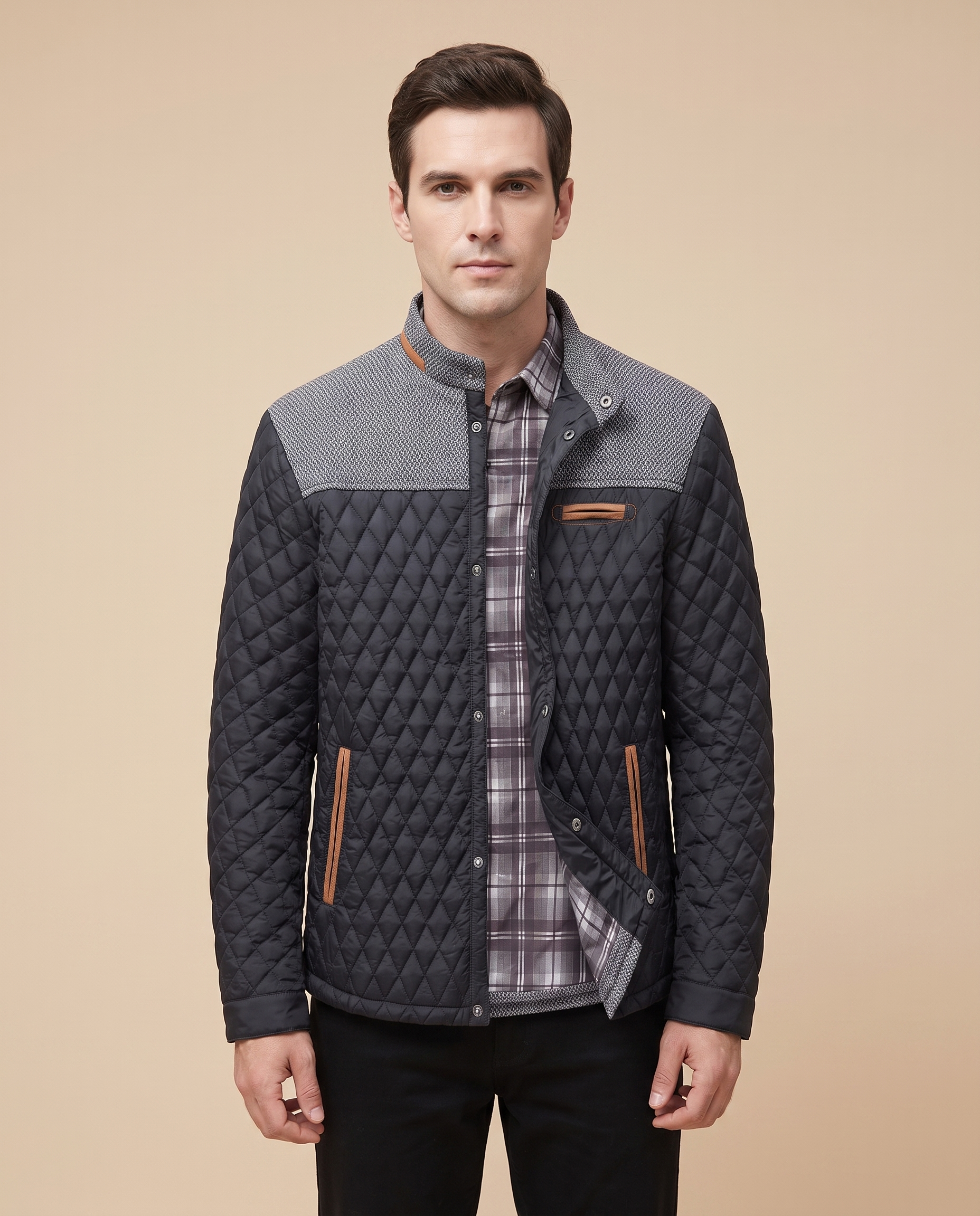 Dominic – Charter Jacke mit elegantem Design – modelo masculino em fundo bege