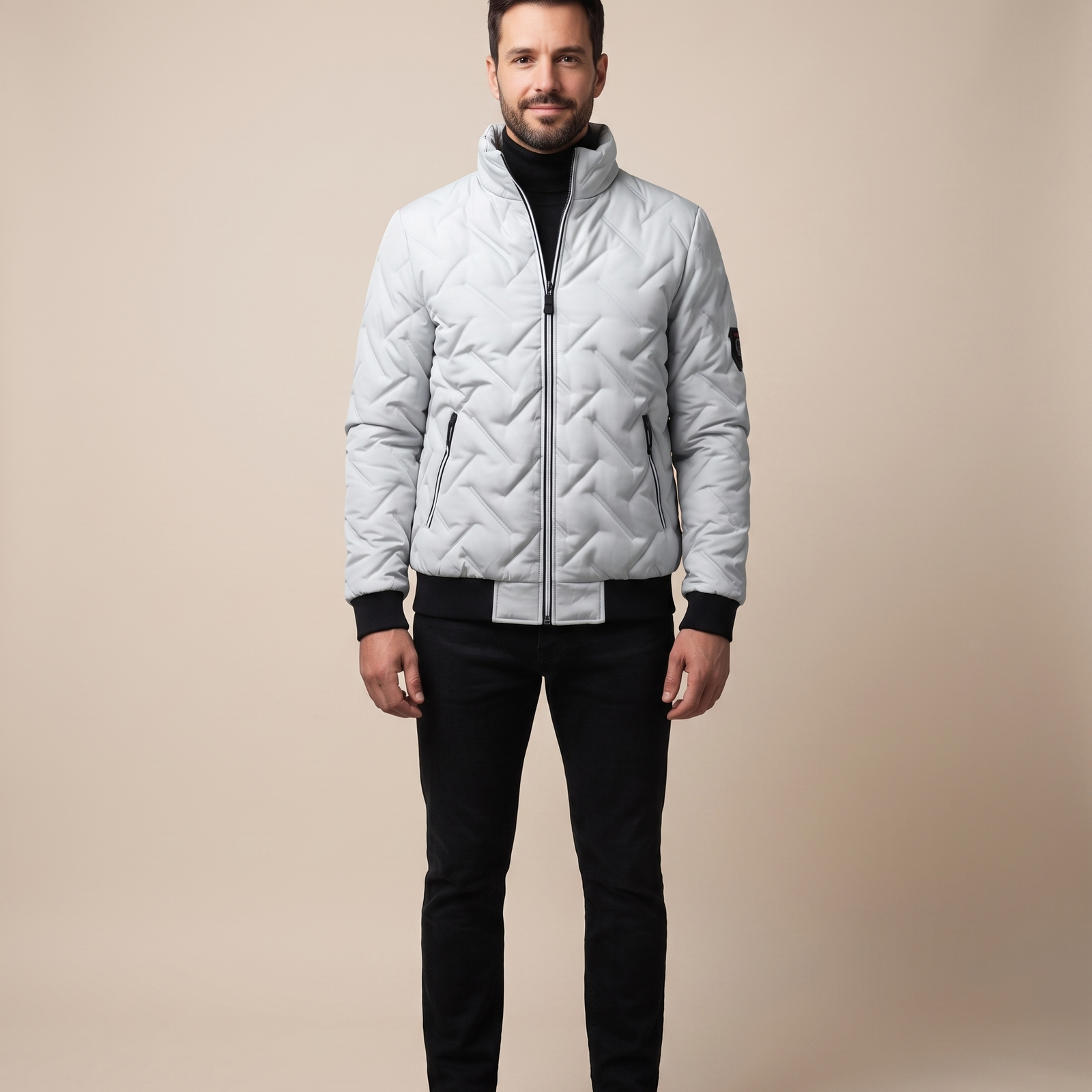 Herrenjacke – harmonisiertes Produktbild auf warmem beigem Hintergrund
