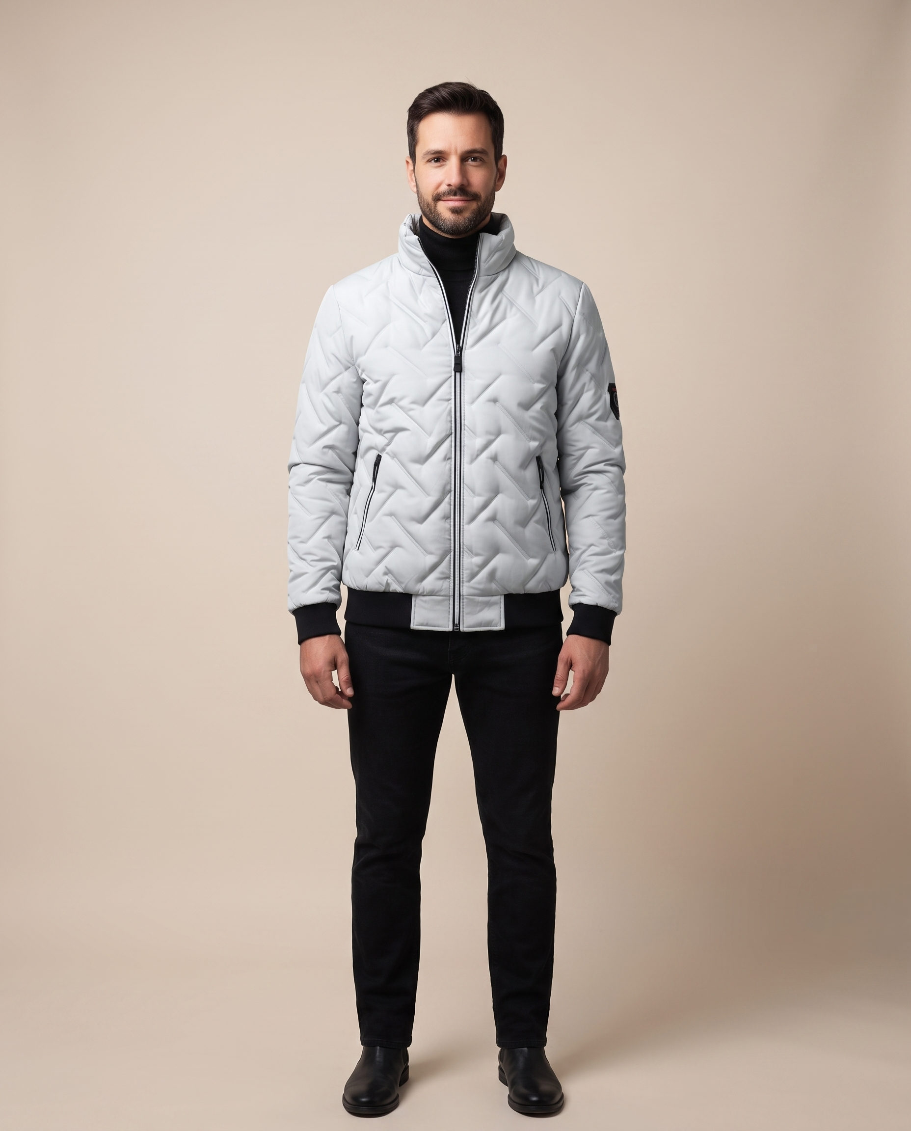 Herrenjacke – harmonisiertes Produktbild auf warmem beigem Hintergrund