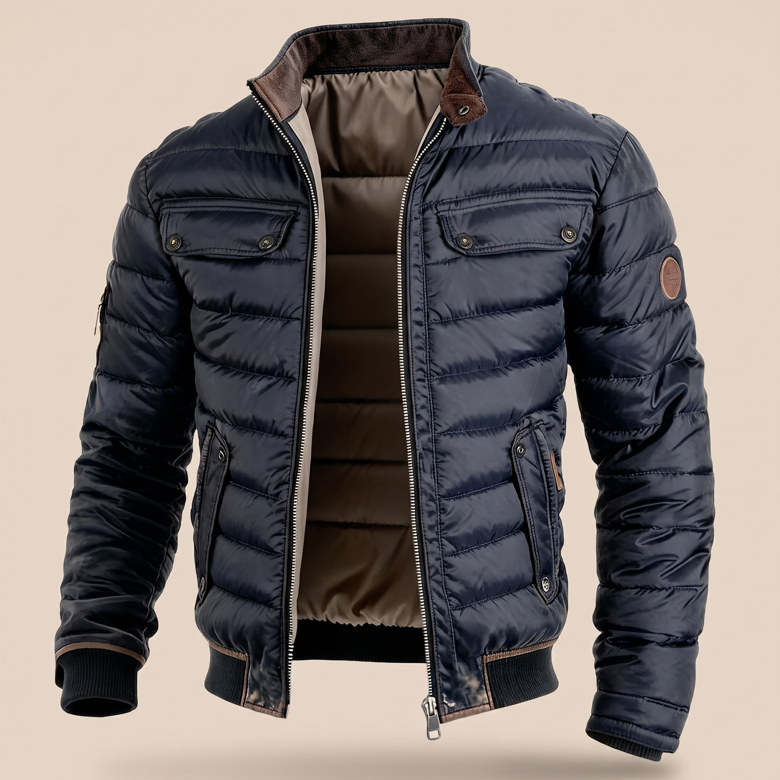 Herrenjacke – harmonisiertes Produktbild auf warmem beigem Hintergrund