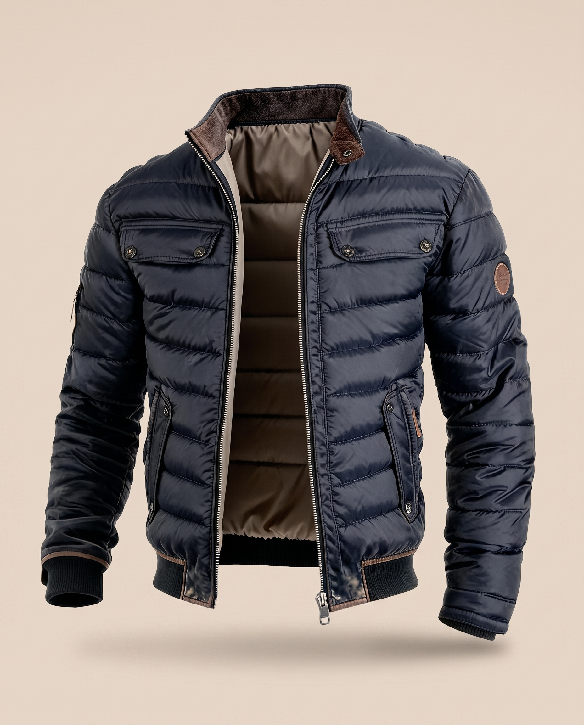 Herrenjacke – harmonisiertes Produktbild auf warmem beigem Hintergrund