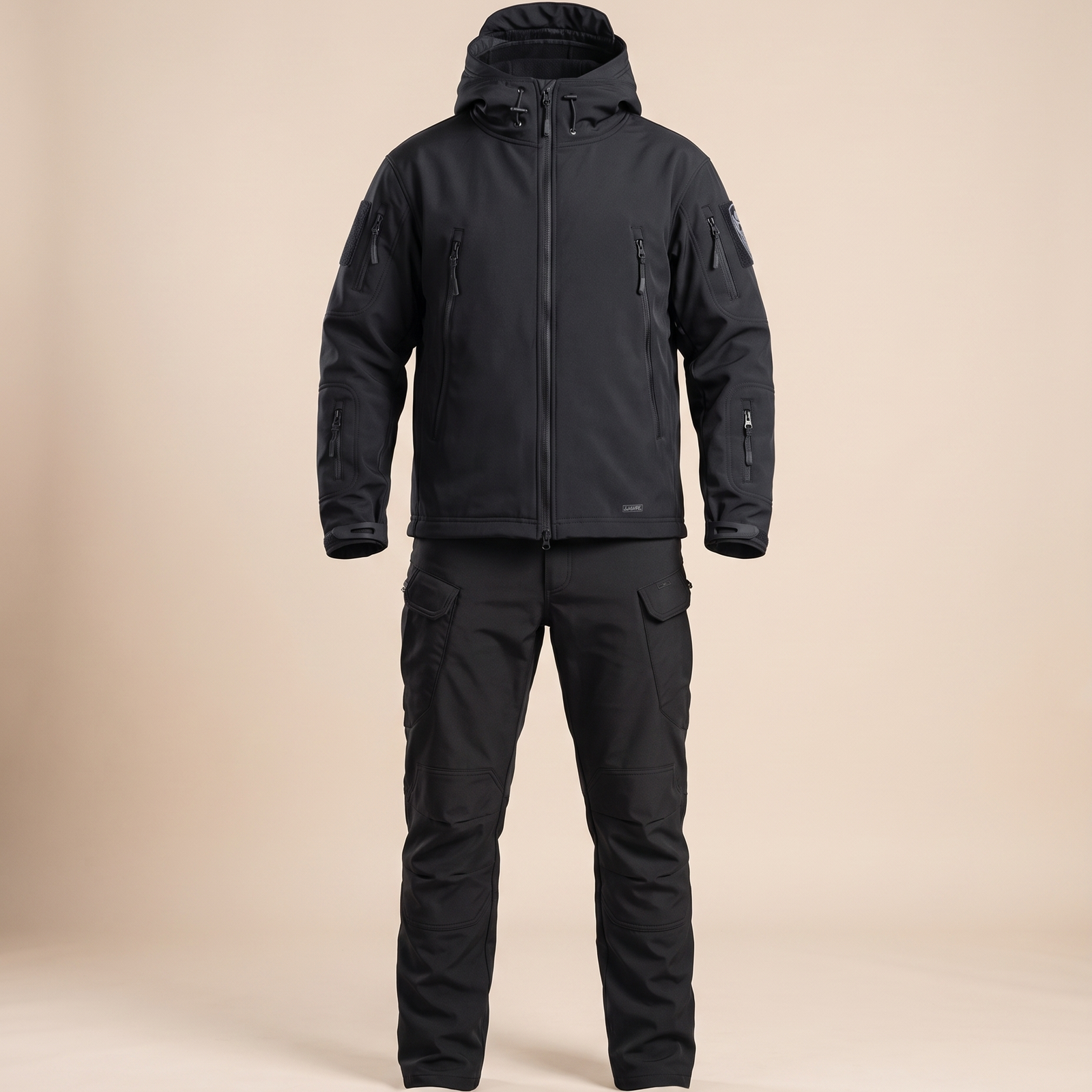 Herrenjacke – harmonisiertes Produktbild auf warmem beigem Hintergrund