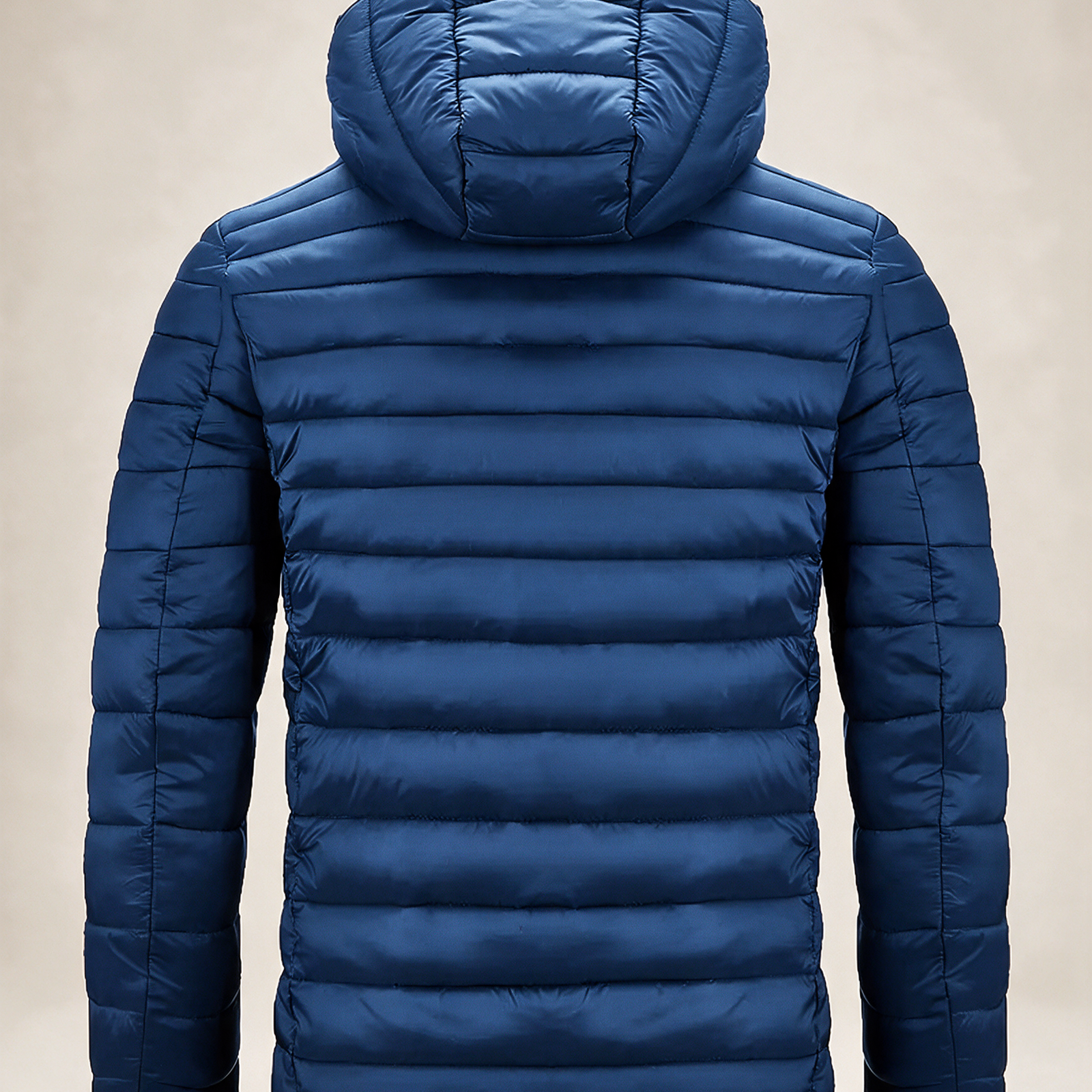 Elegante Kapuzenjacke – Produktfoto auf warmem beigem Hintergrund