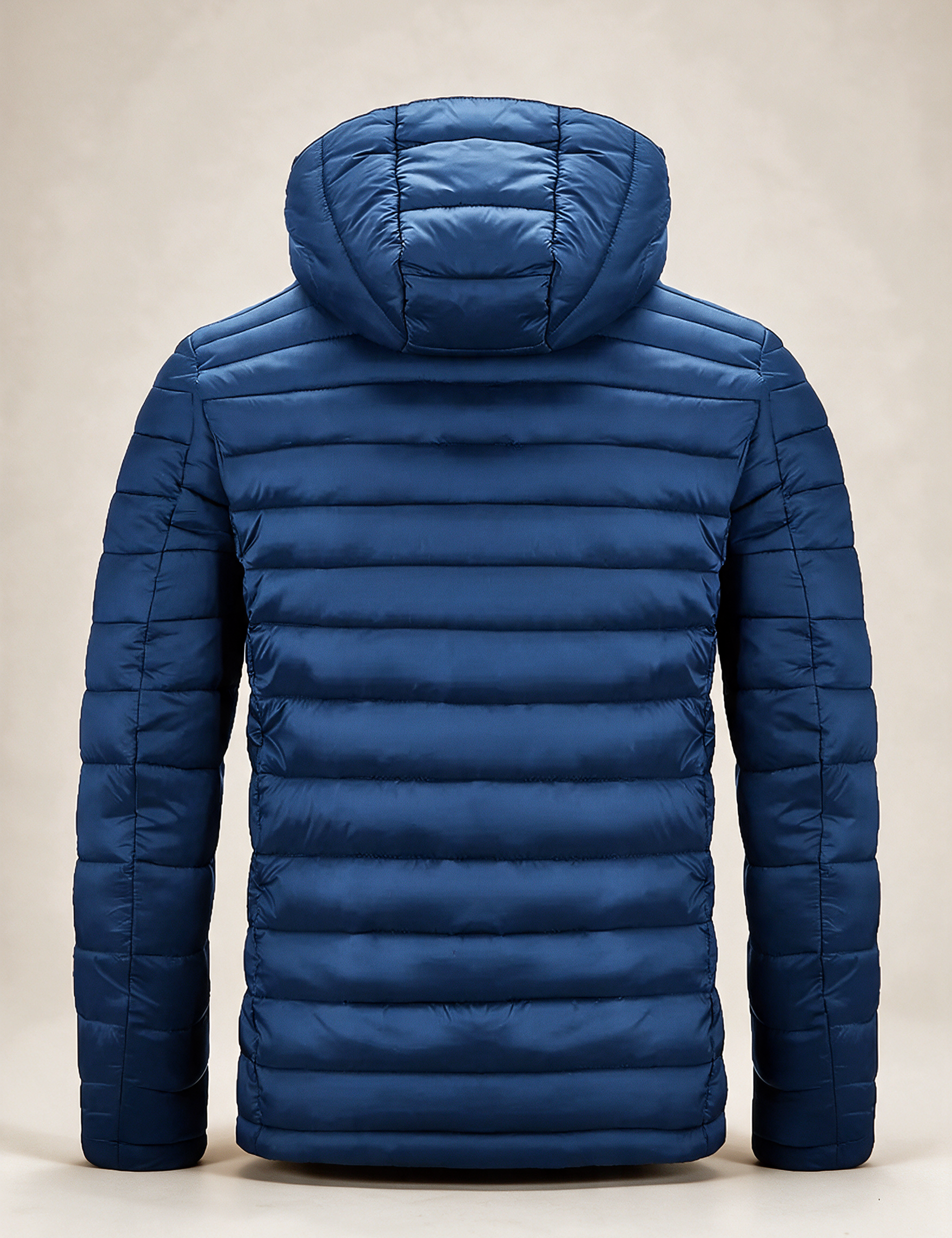 Elegante Kapuzenjacke – Produktfoto auf warmem beigem Hintergrund