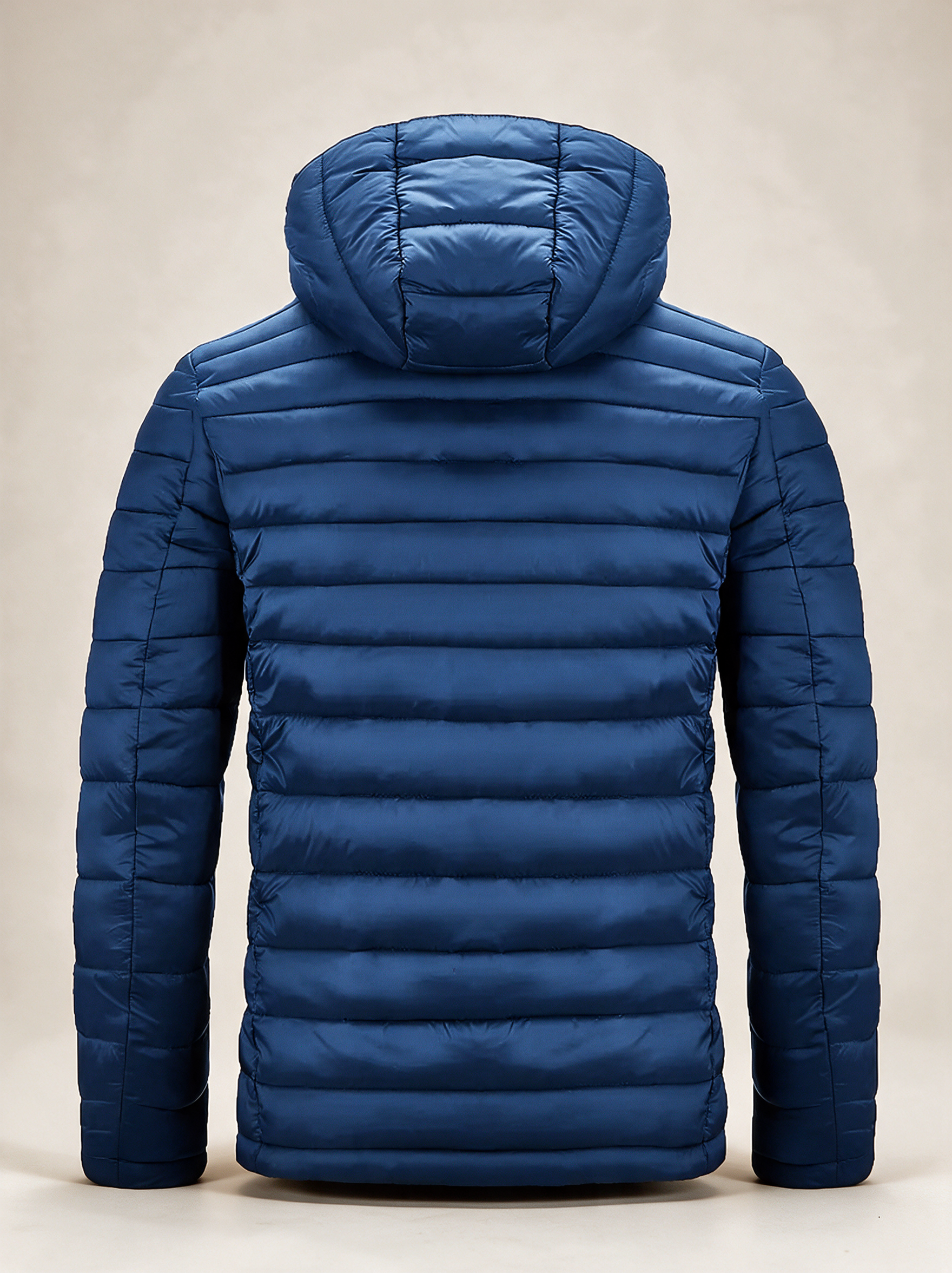 Elegante Kapuzenjacke – Produktfoto auf warmem beigem Hintergrund