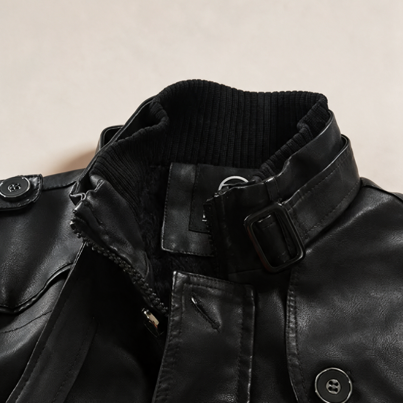 Elegante lange Leder-Bikerjacke – Produktfoto auf warmem beigem Hintergrund