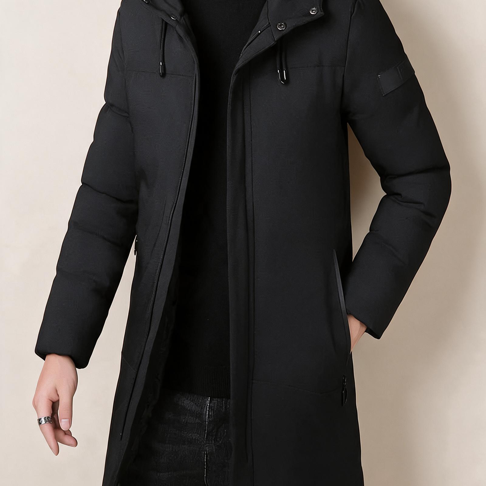 Elegante lange Herrenjacke – Produktfoto auf warmem beigem Hintergrund