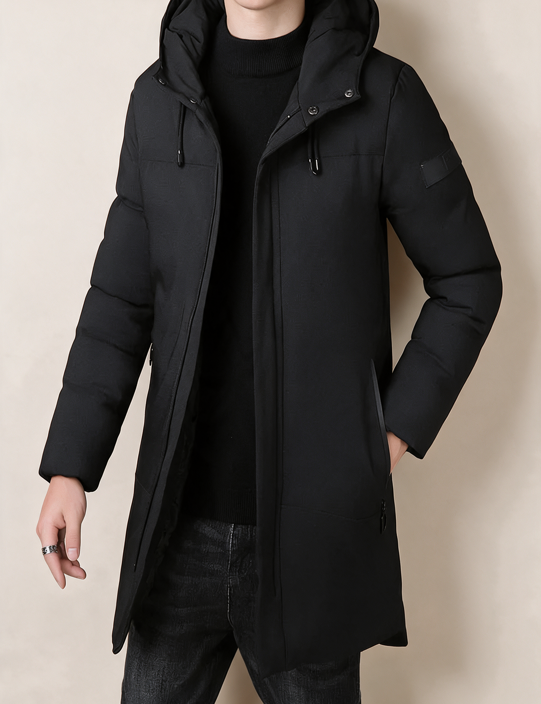 Elegante lange Herrenjacke – Produktfoto auf warmem beigem Hintergrund