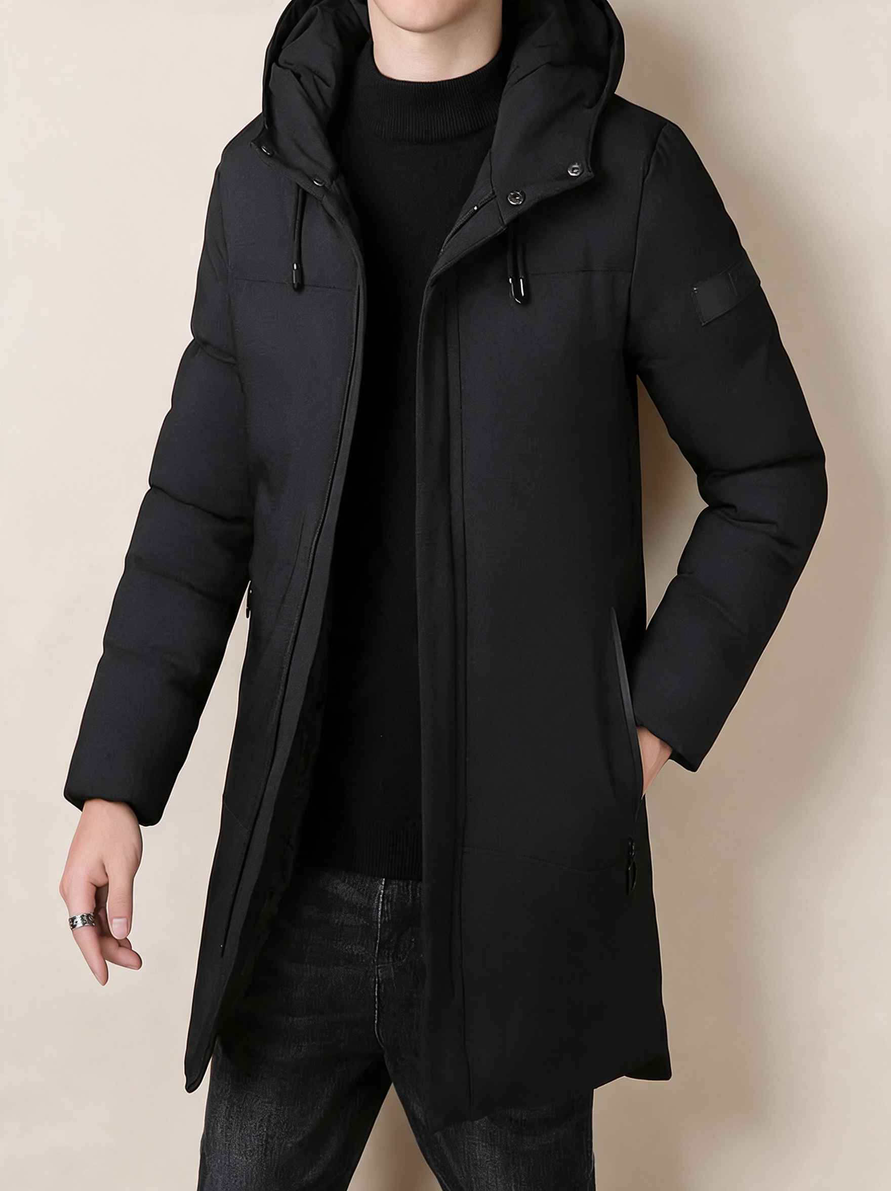 Elegante lange Herrenjacke – Produktfoto auf warmem beigem Hintergrund