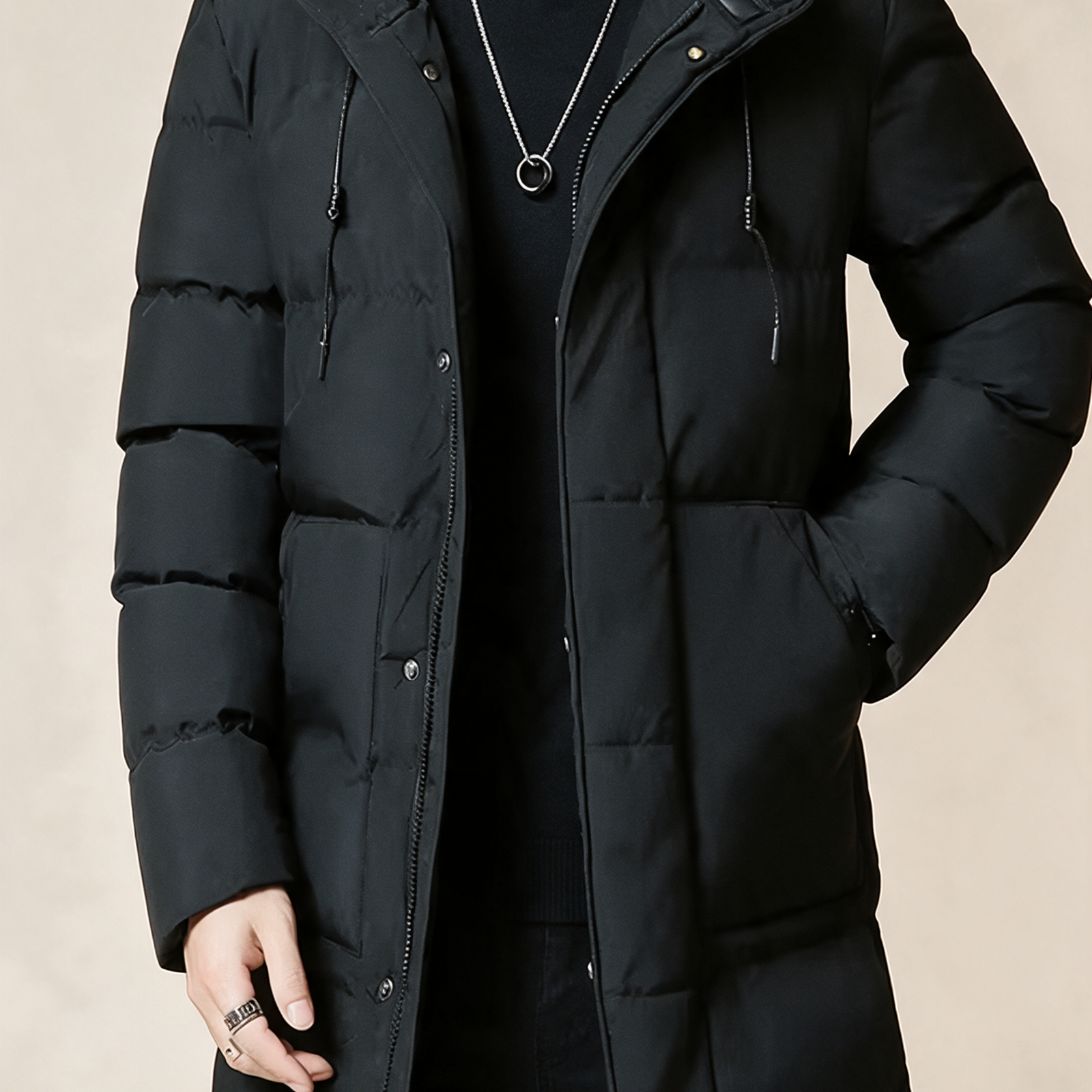 Elegante lange Winterjacke – Produktfoto auf warmem beigem Hintergrund