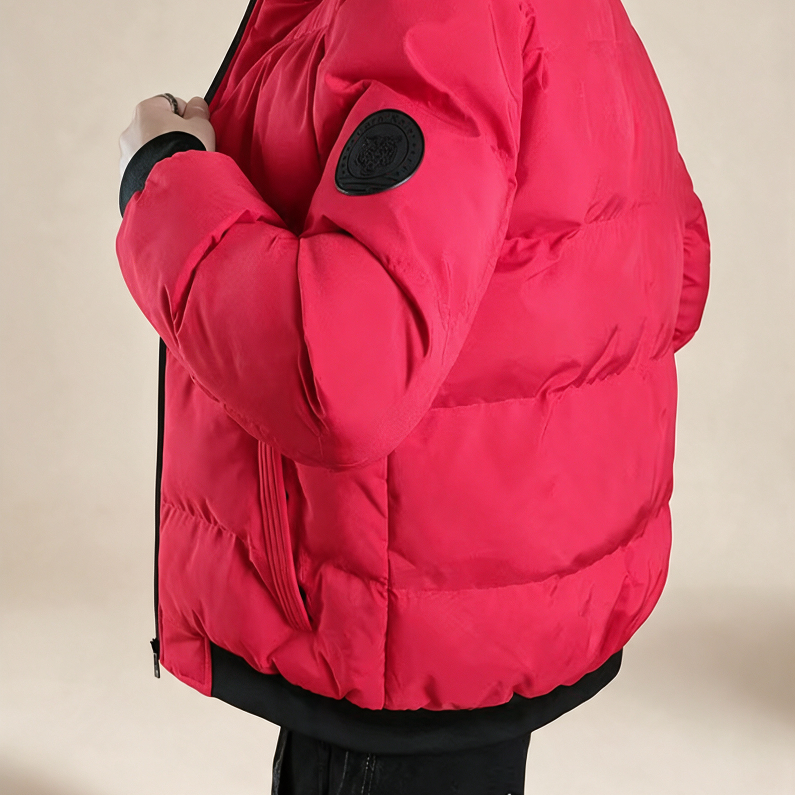 Elegante winddichte Herrenjacke – Produktfoto auf warmem beigem Hintergrund