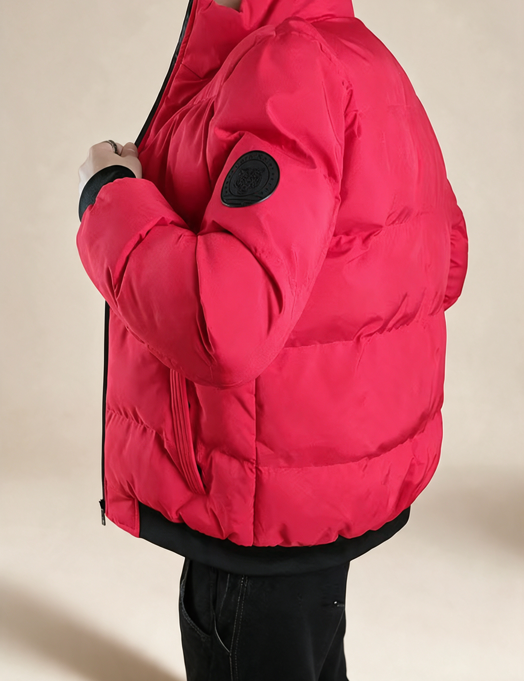 Elegante winddichte Herrenjacke – Produktfoto auf warmem beigem Hintergrund