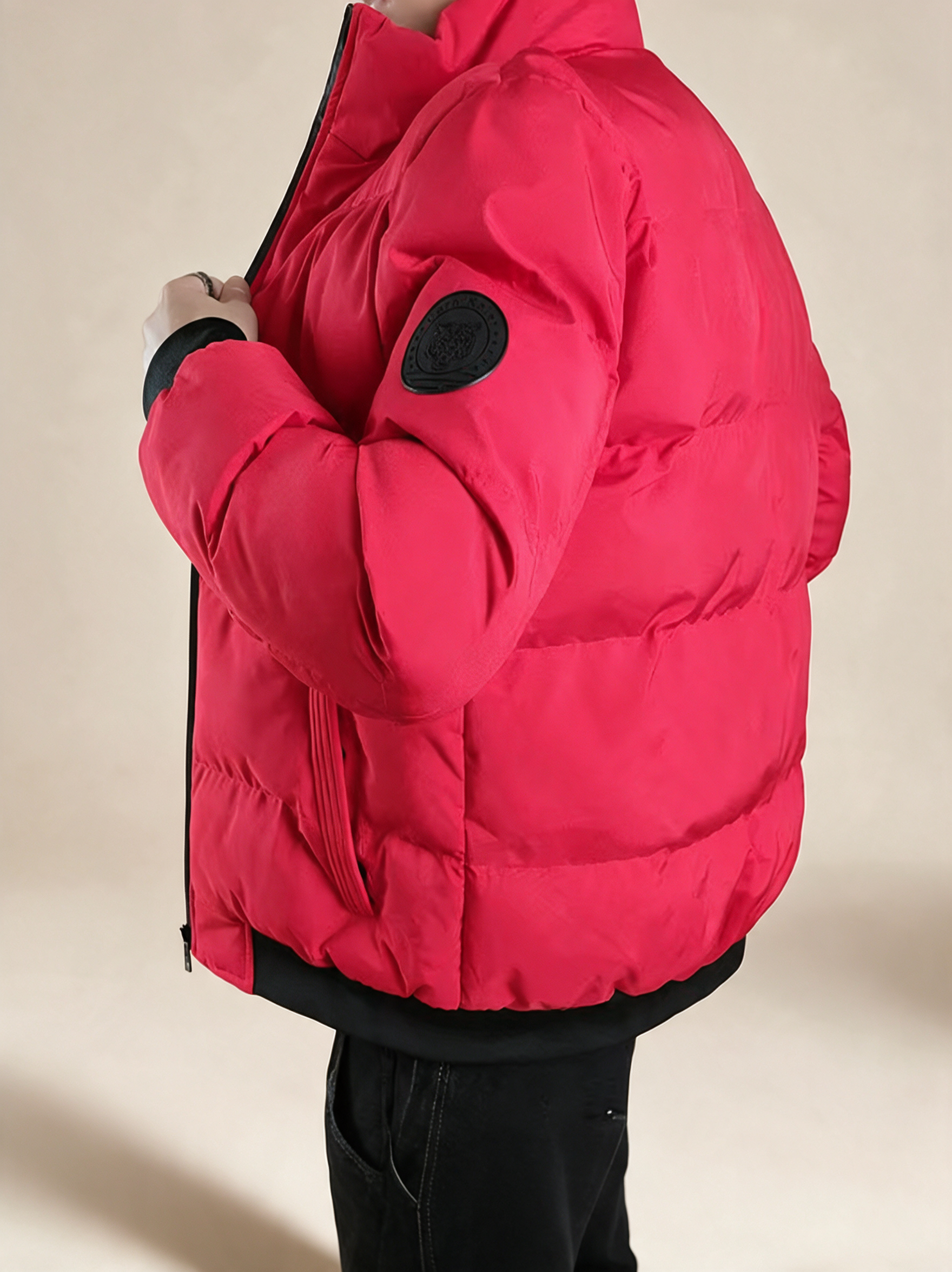 Elegante winddichte Herrenjacke – Produktfoto auf warmem beigem Hintergrund