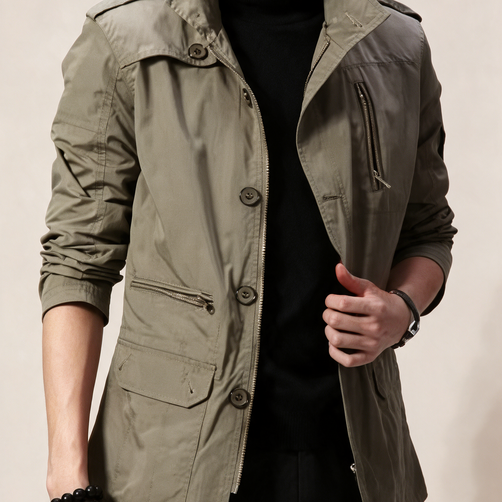 Elegante winddichte Jacke – Produktfoto auf warmem beigem Hintergrund
