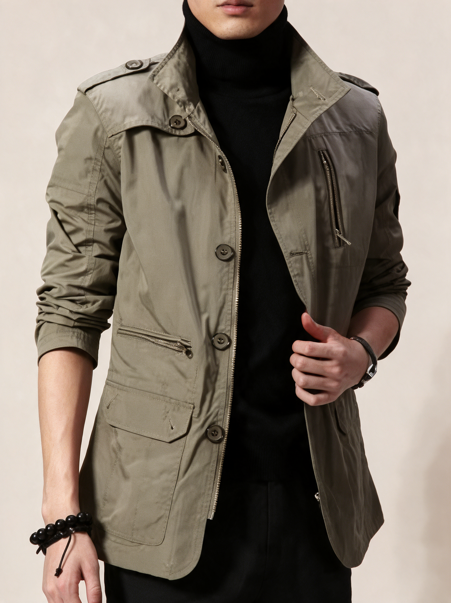 Elegante winddichte Jacke – Produktfoto auf warmem beigem Hintergrund
