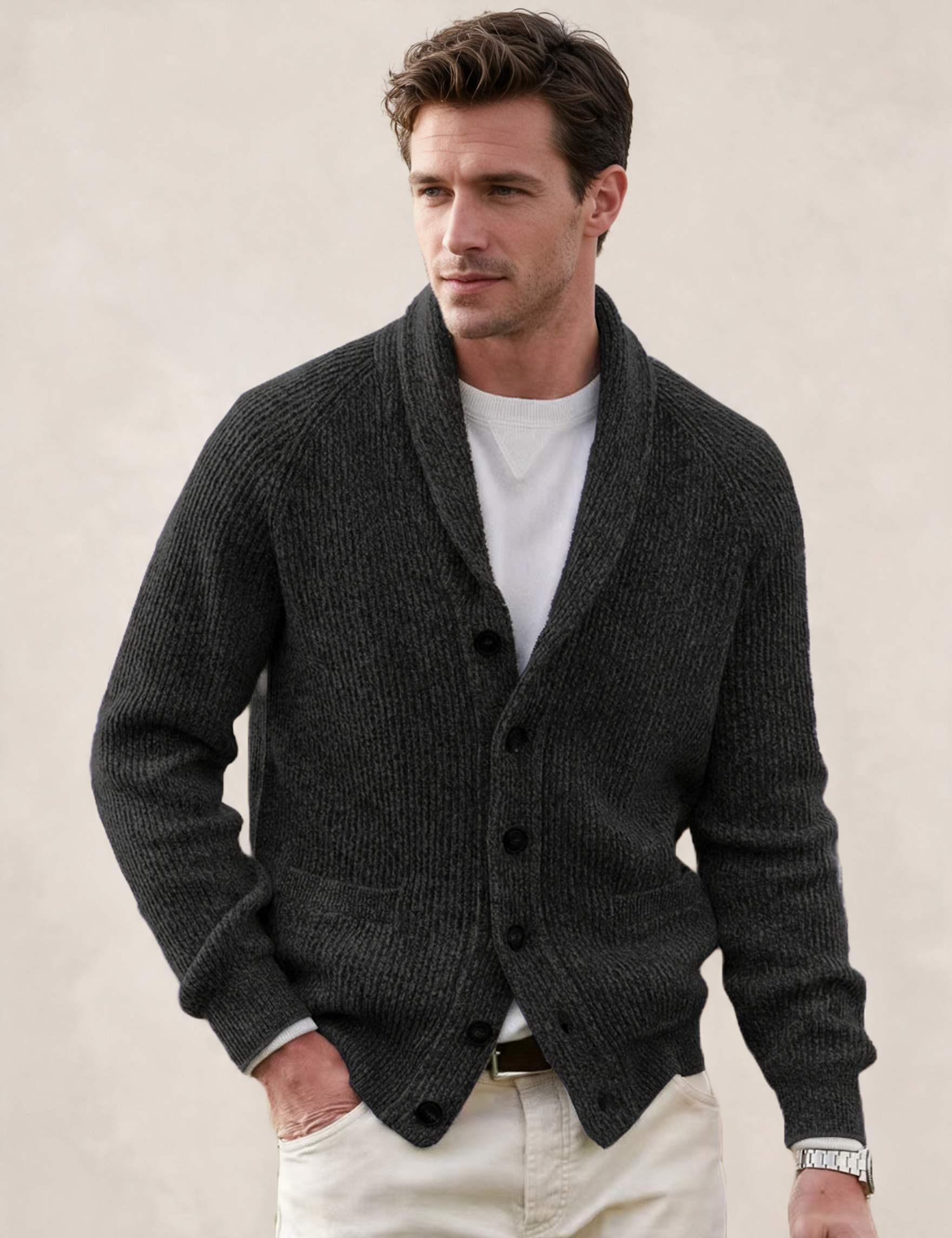 Emanuele Vintage-Strickjacke – Produktfoto auf warmem beigem Hintergrund