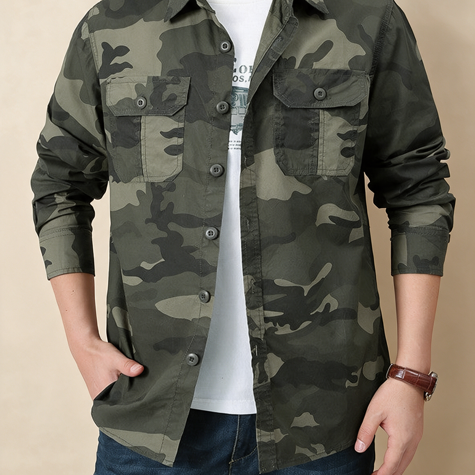 Herren Utility Hemdjacke – Produktfoto auf warmem beigem Hintergrund