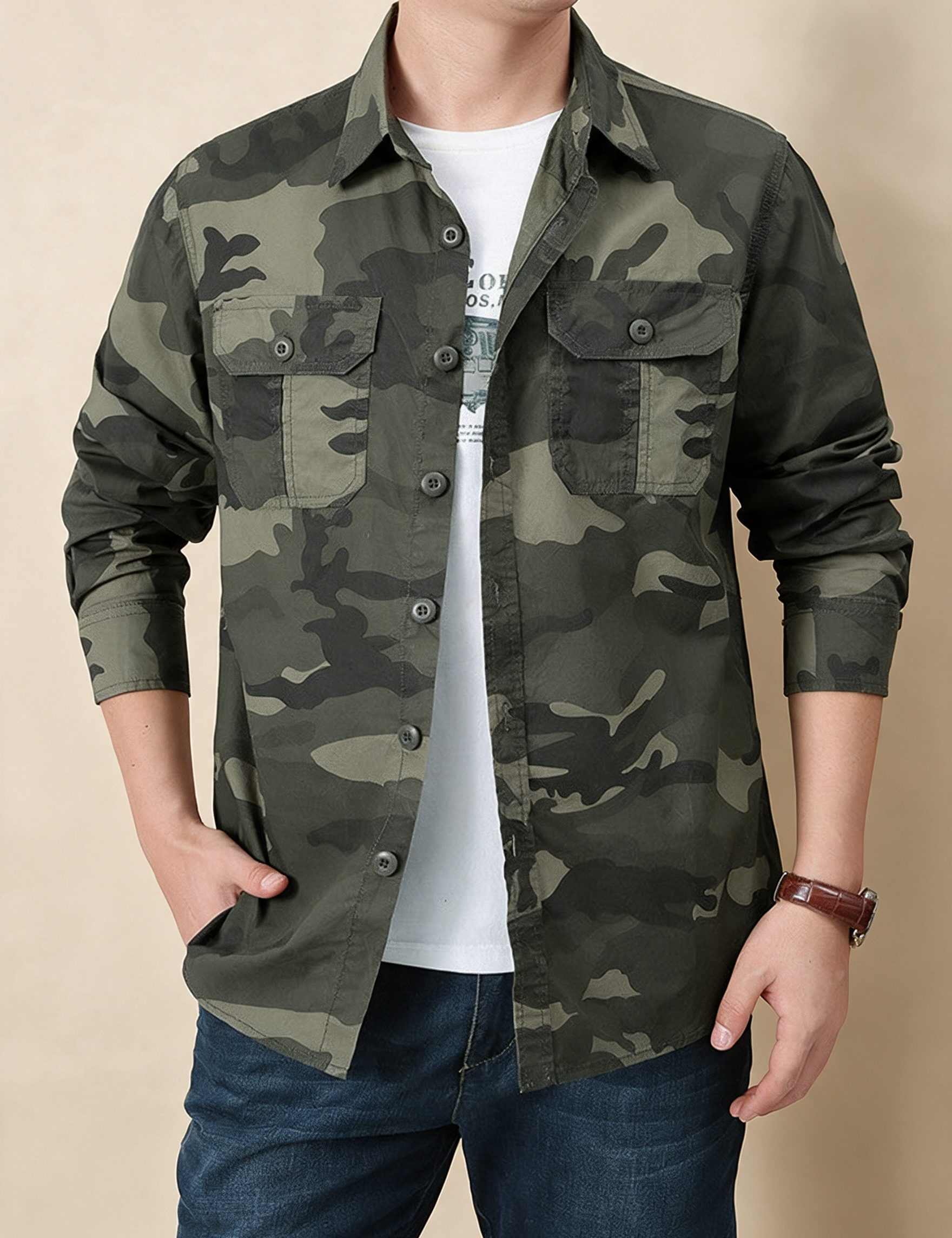Herren Utility Hemdjacke – Produktfoto auf warmem beigem Hintergrund