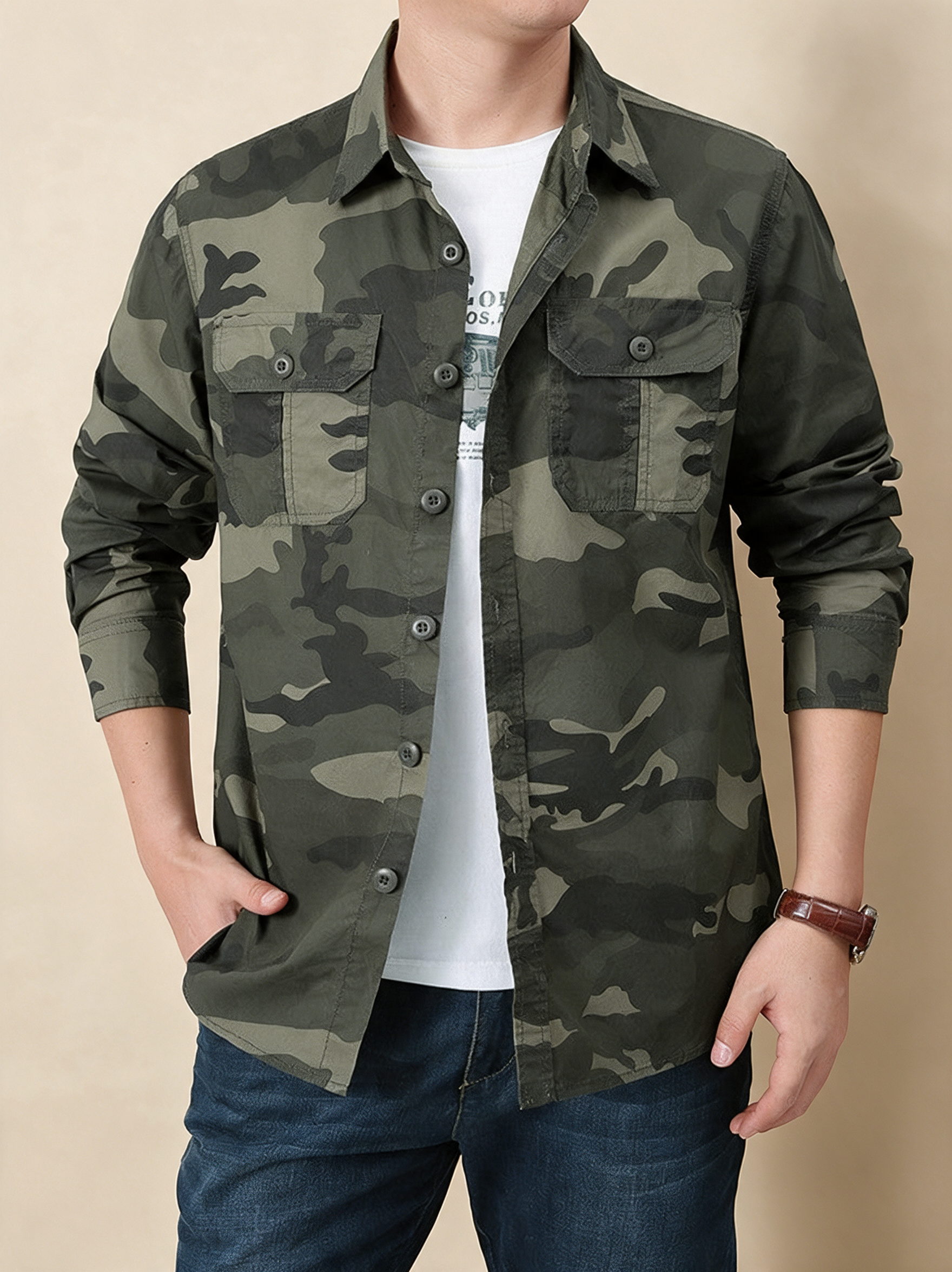 Herren Utility Hemdjacke – Produktfoto auf warmem beigem Hintergrund