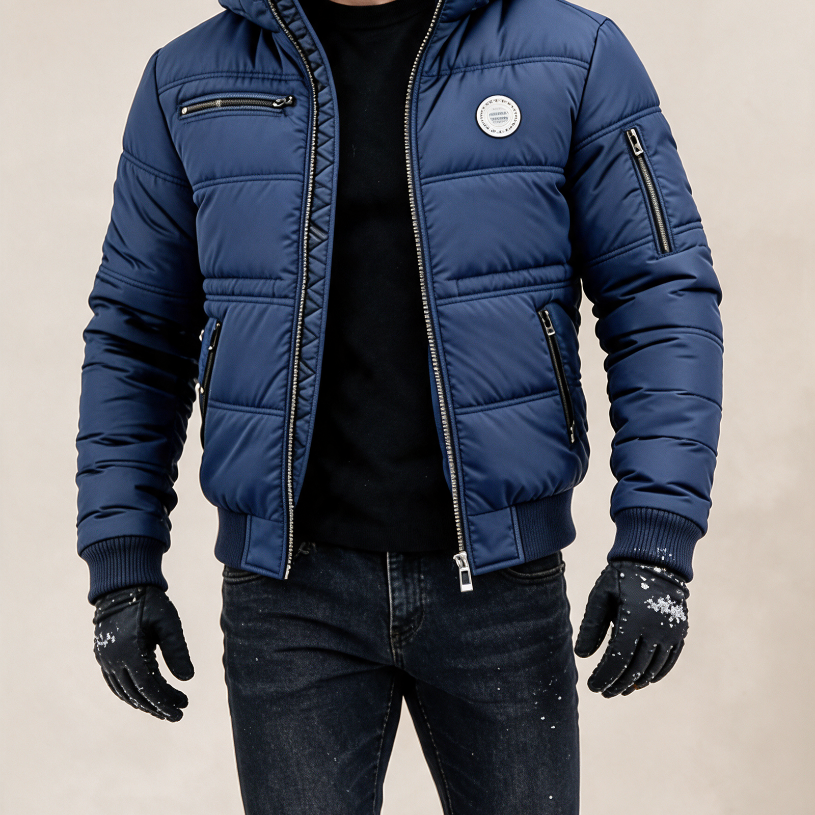 Herren Vintage Isolierte Outdoor Jacke – Produktfoto auf warmem beigem Hintergrund