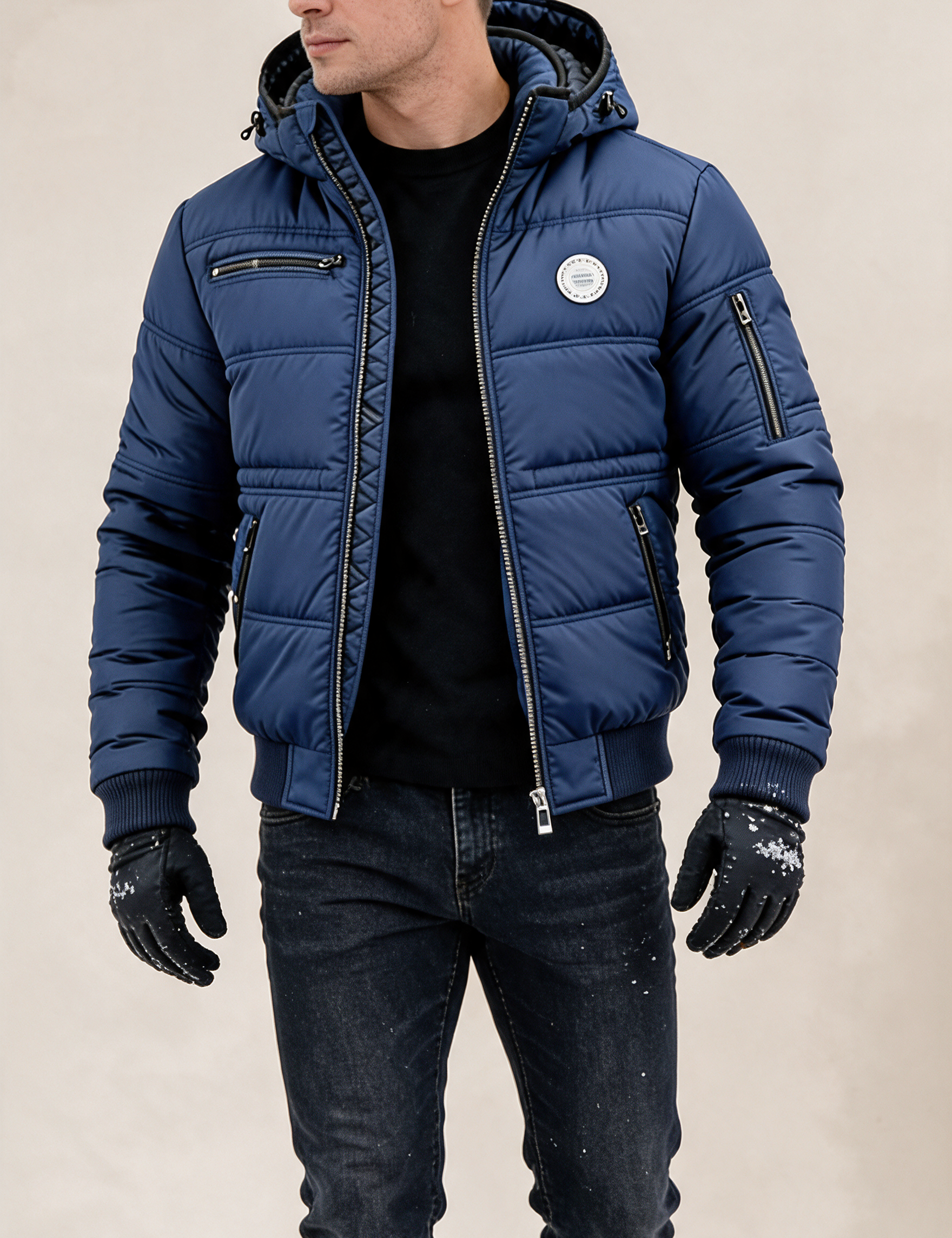 Herren Vintage Isolierte Outdoor Jacke – Produktfoto auf warmem beigem Hintergrund