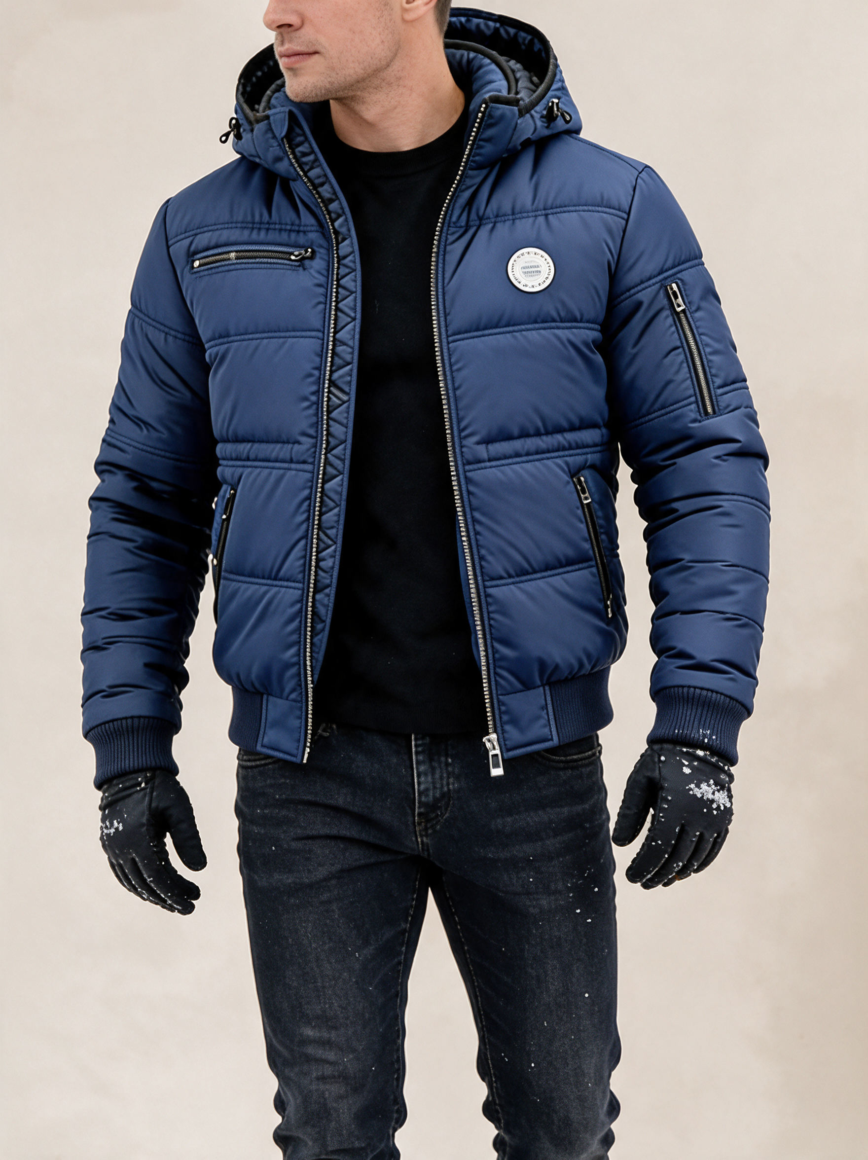 Herren Vintage Isolierte Outdoor Jacke – Produktfoto auf warmem beigem Hintergrund