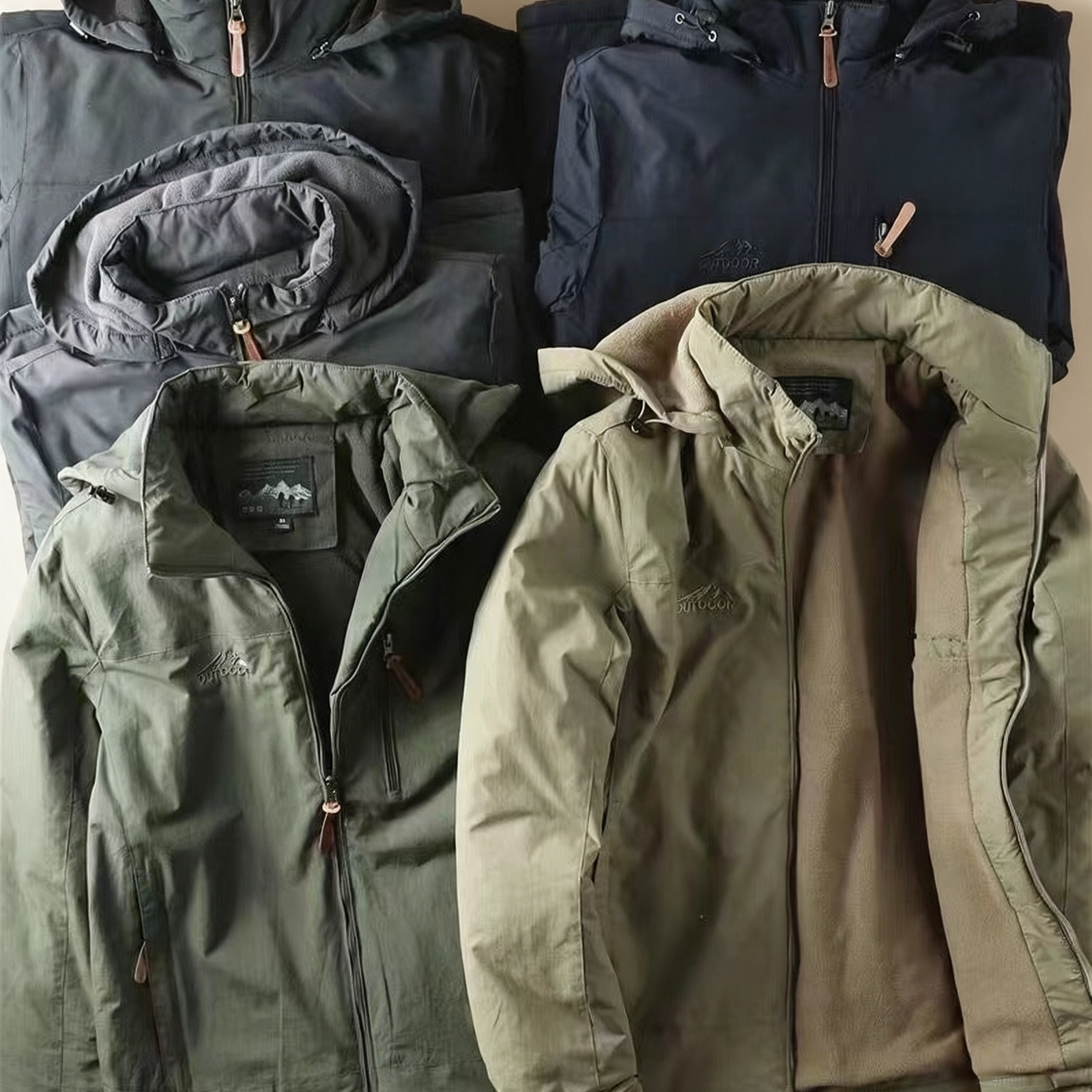 Herren Trekkingjacke – Produktfoto auf warmem beigem Hintergrund
