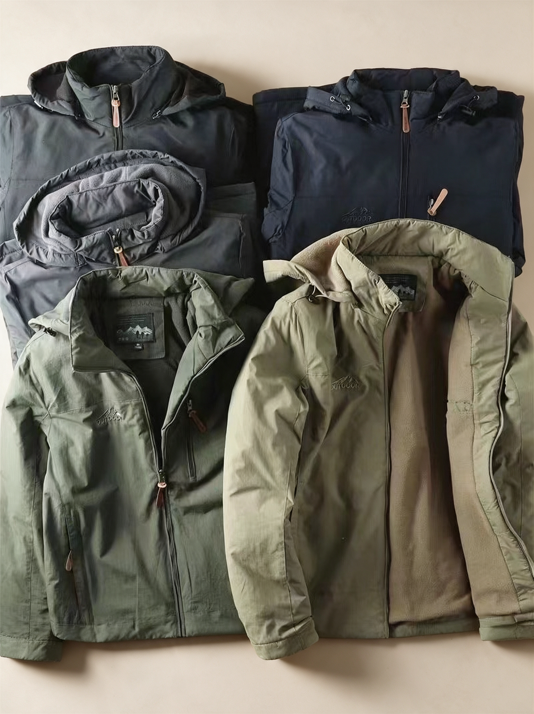 Herren Trekkingjacke – Produktfoto auf warmem beigem Hintergrund