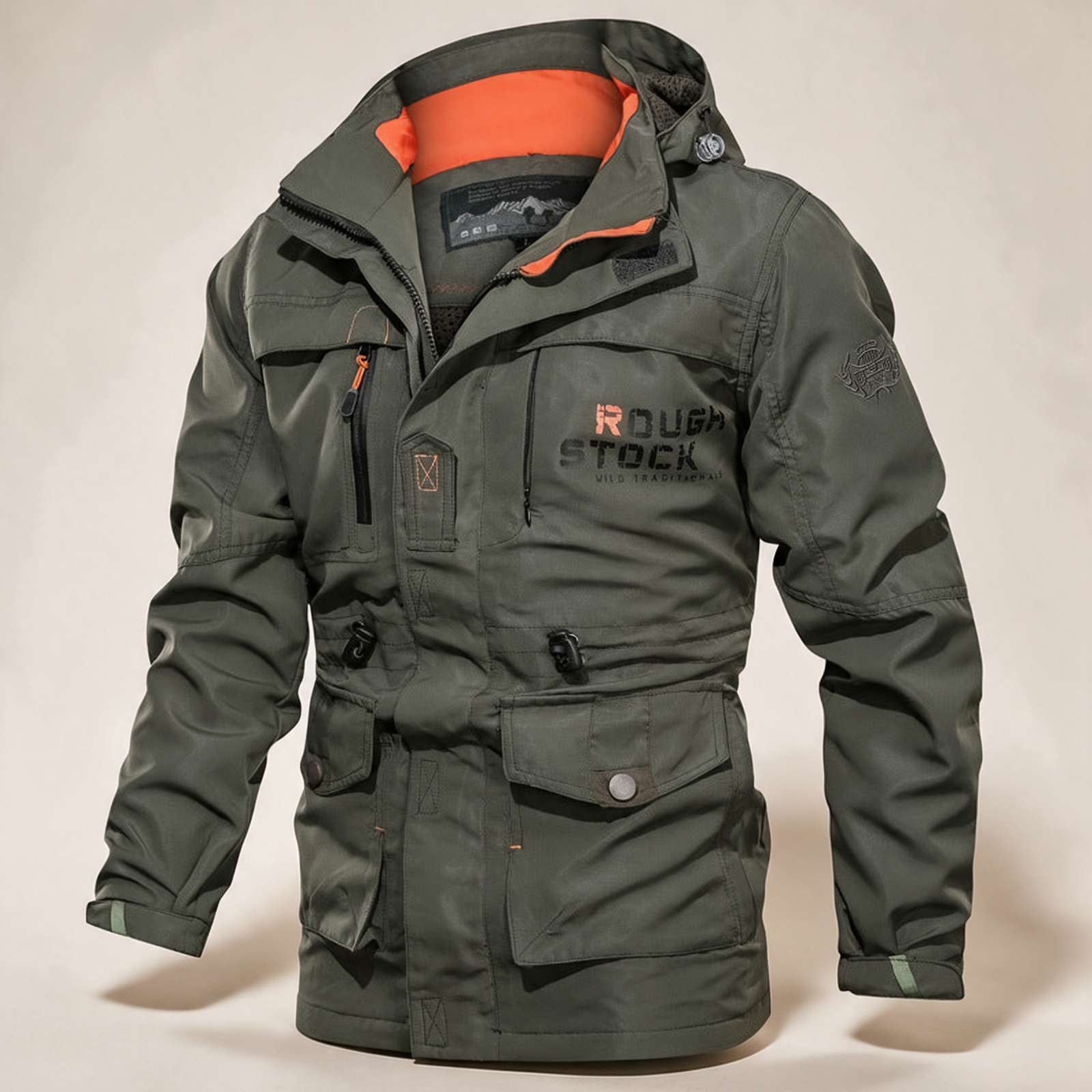 Herren Outdoorparka – Produktfoto auf warmem beigem Hintergrund