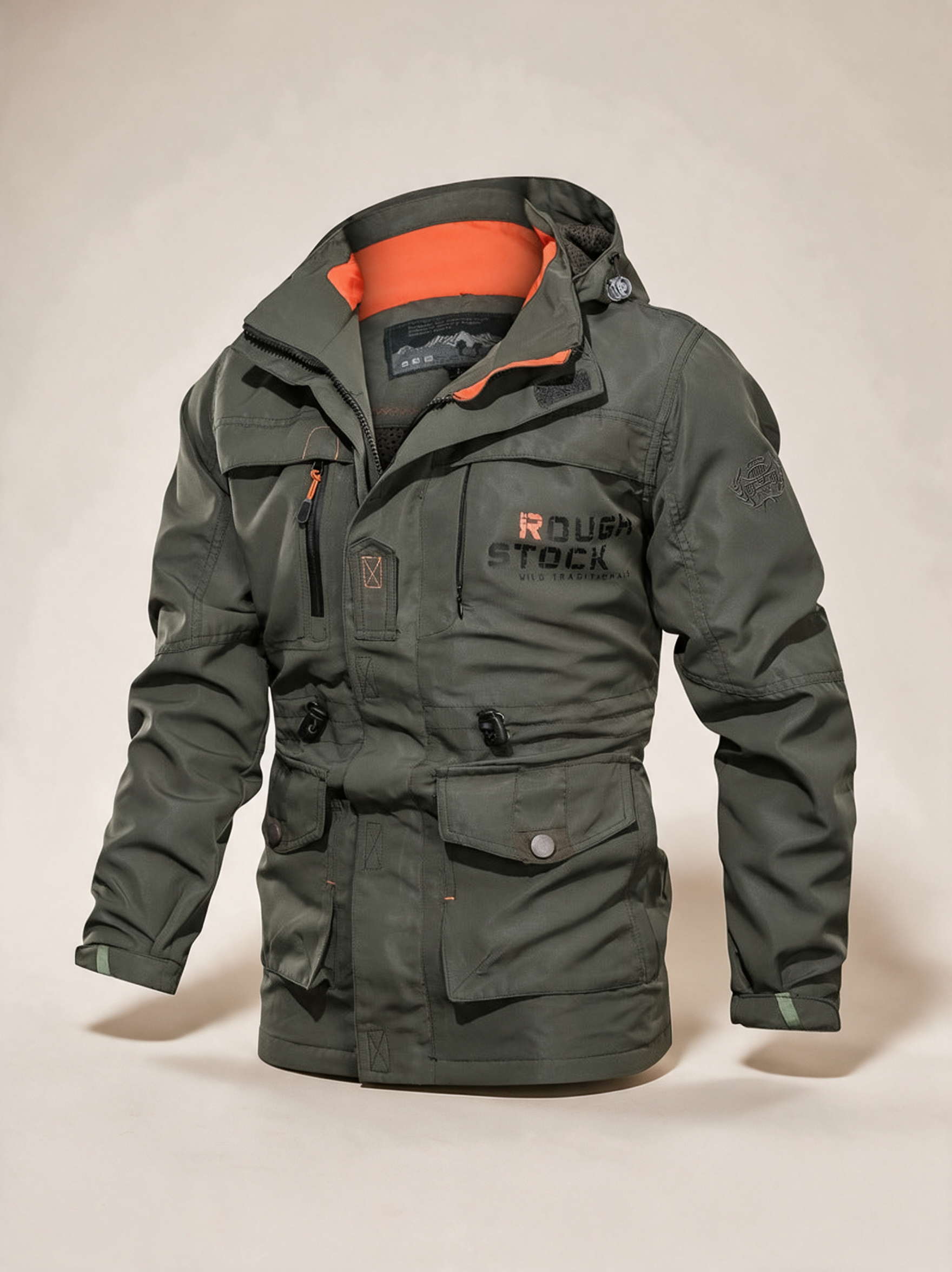 Herren Outdoorparka – Produktfoto auf warmem beigem Hintergrund