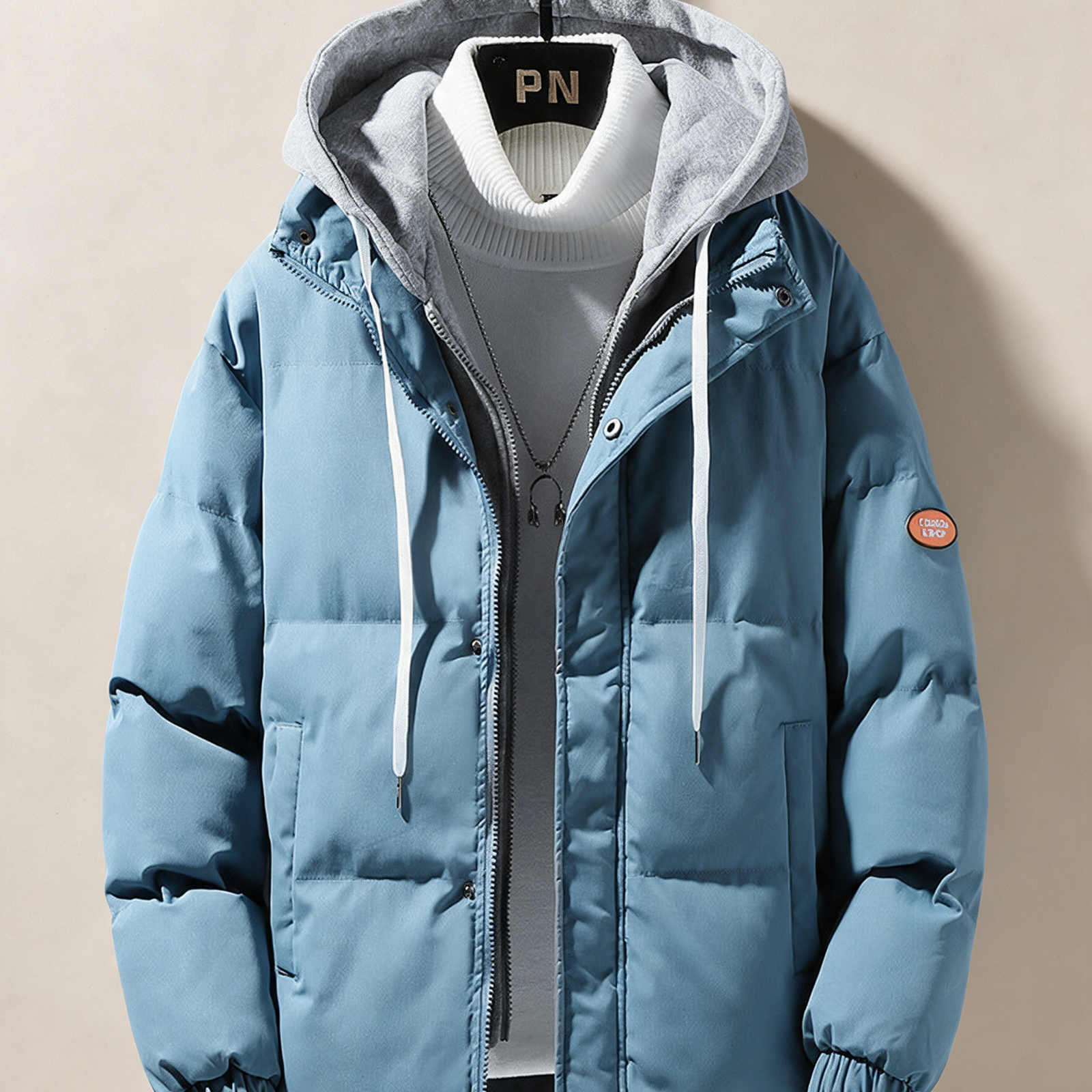Herren wattierte Steppjacke – Produktfoto auf warmem beigem Hintergrund