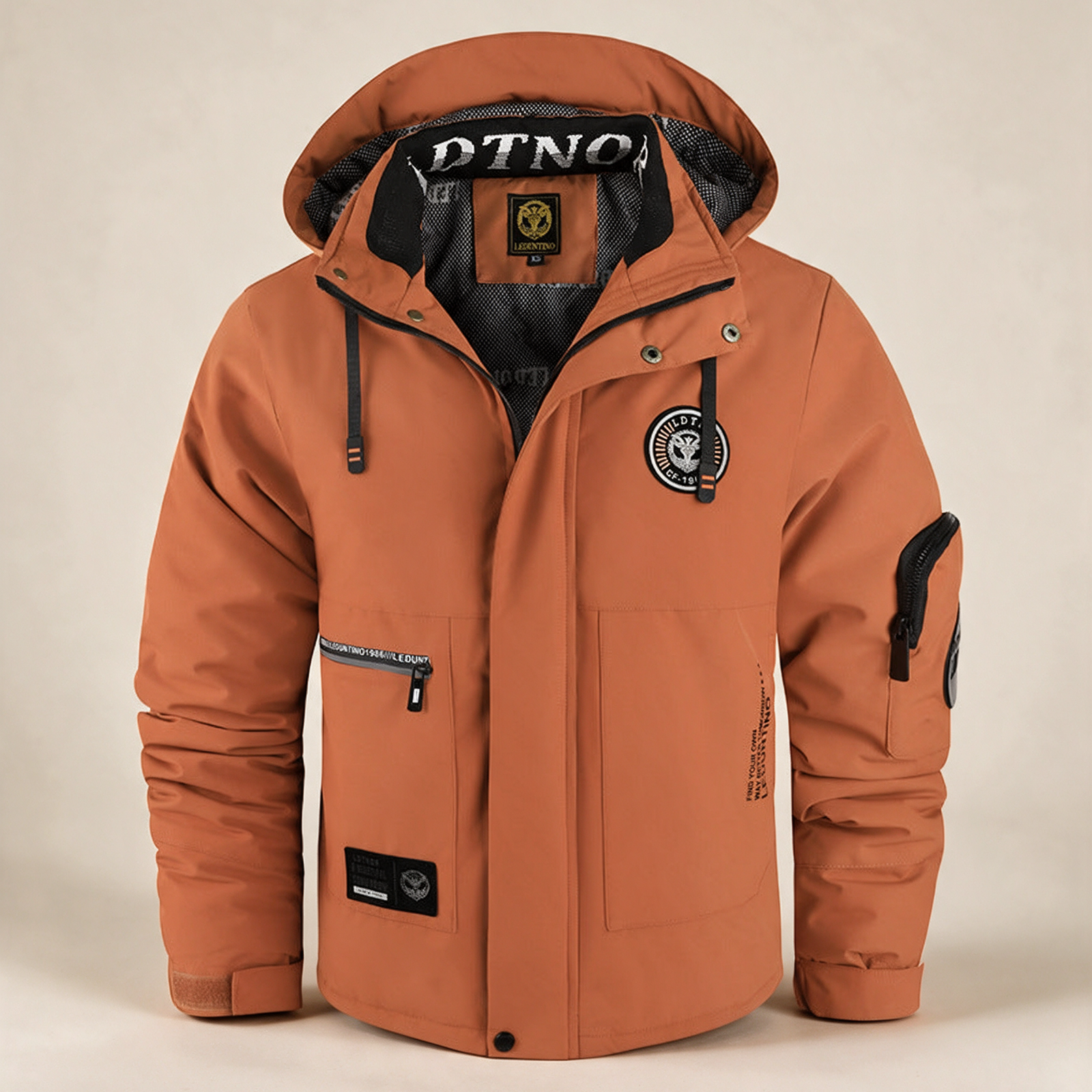 Herren Wattierte Wind und Wetterjacke – Produktfoto auf warmem beigem Hintergrund