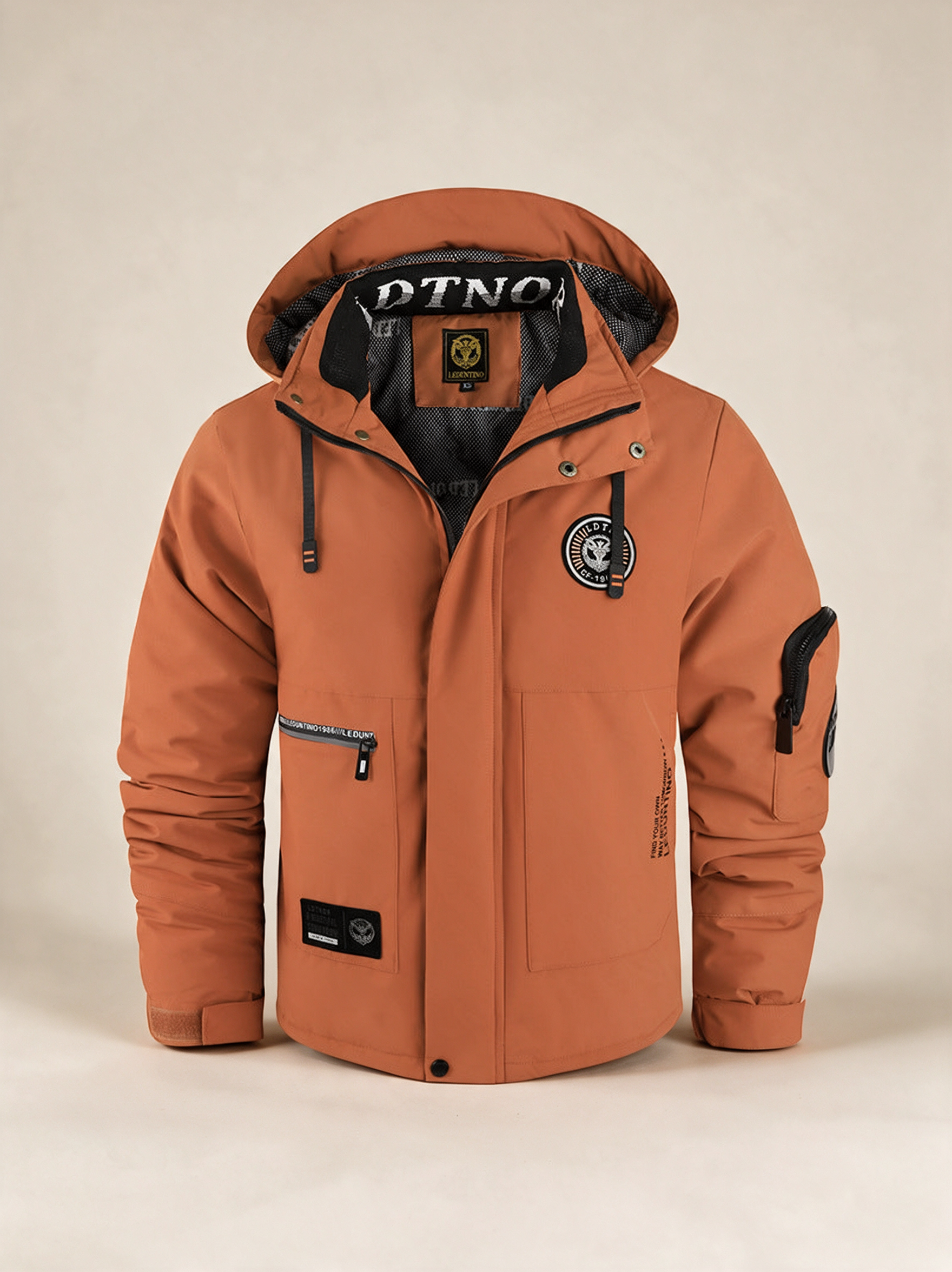 Herren Wattierte Wind und Wetterjacke – Produktfoto auf warmem beigem Hintergrund