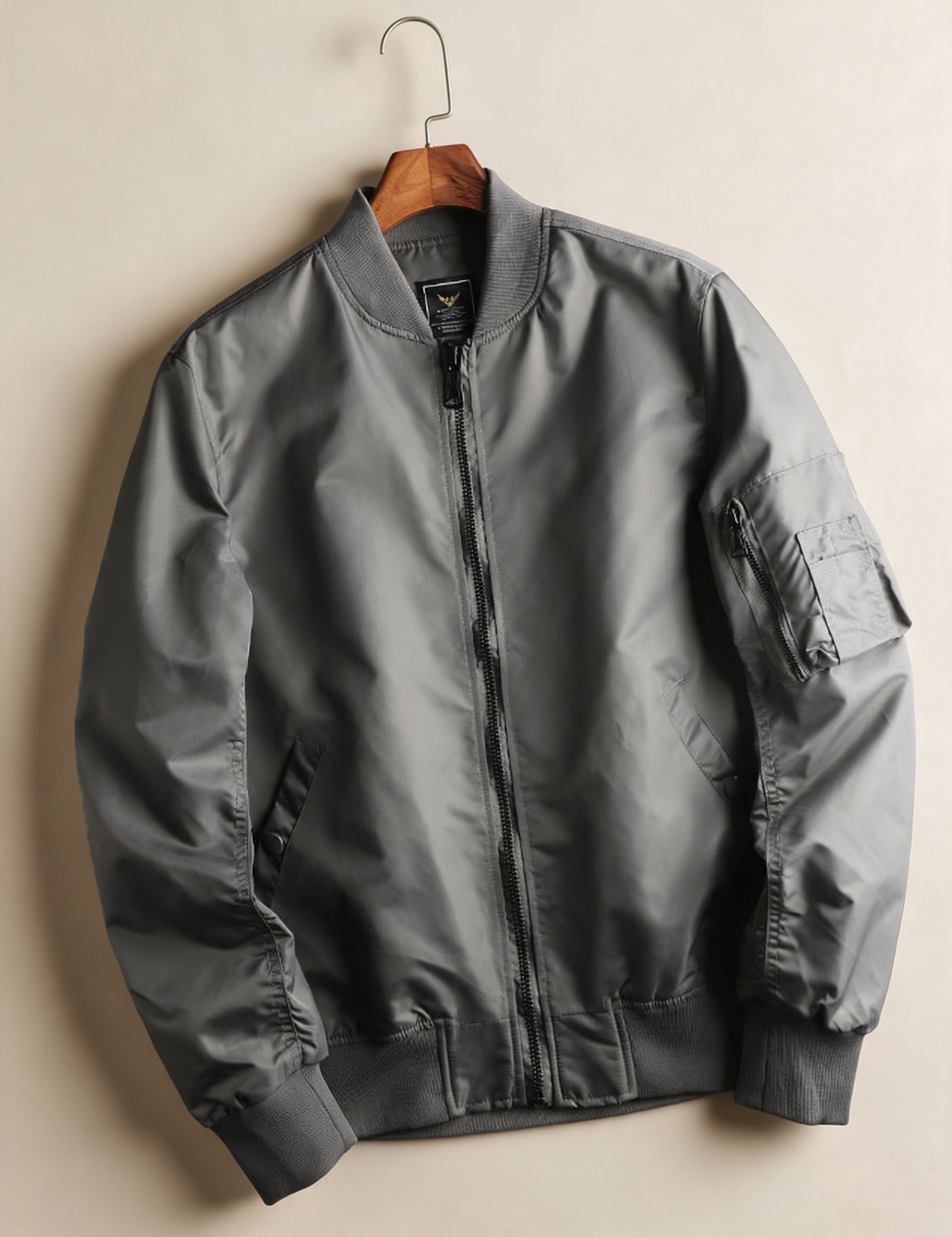 Herren Nylon Bomberjacke MA-1 – Produktfoto auf warmem beigem Hintergrund