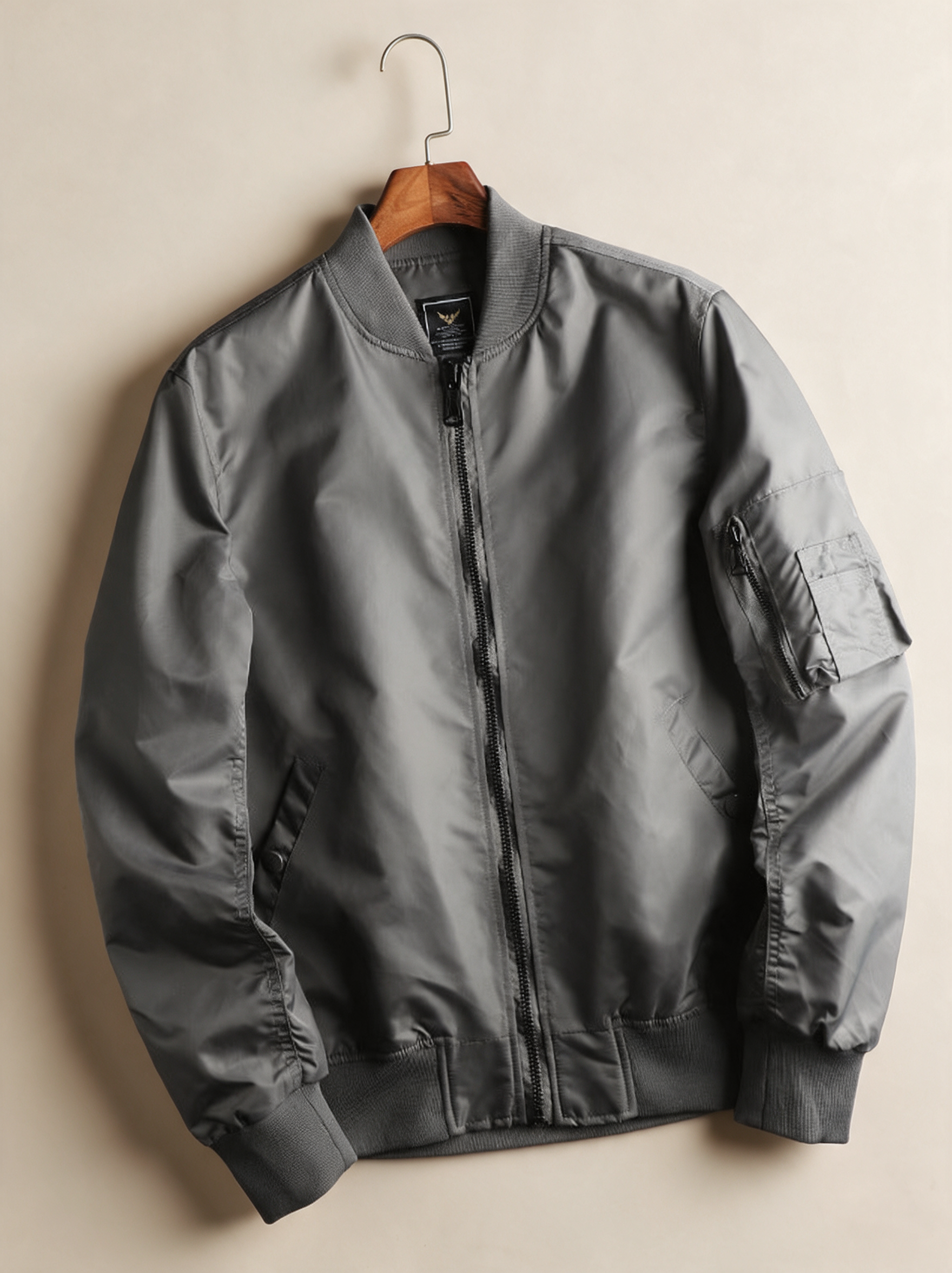 Herren Nylon Bomberjacke MA-1 – Produktfoto auf warmem beigem Hintergrund