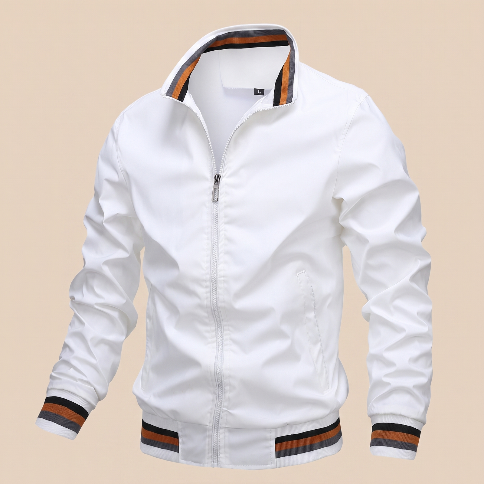 Herrenjacke auf warmbeigem Hintergrund #E8DED2