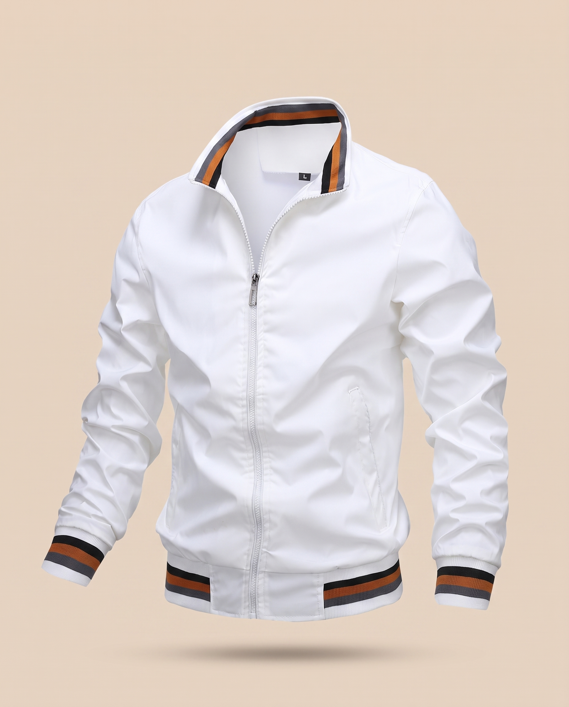 Herrenjacke auf warmbeigem Hintergrund #E8DED2