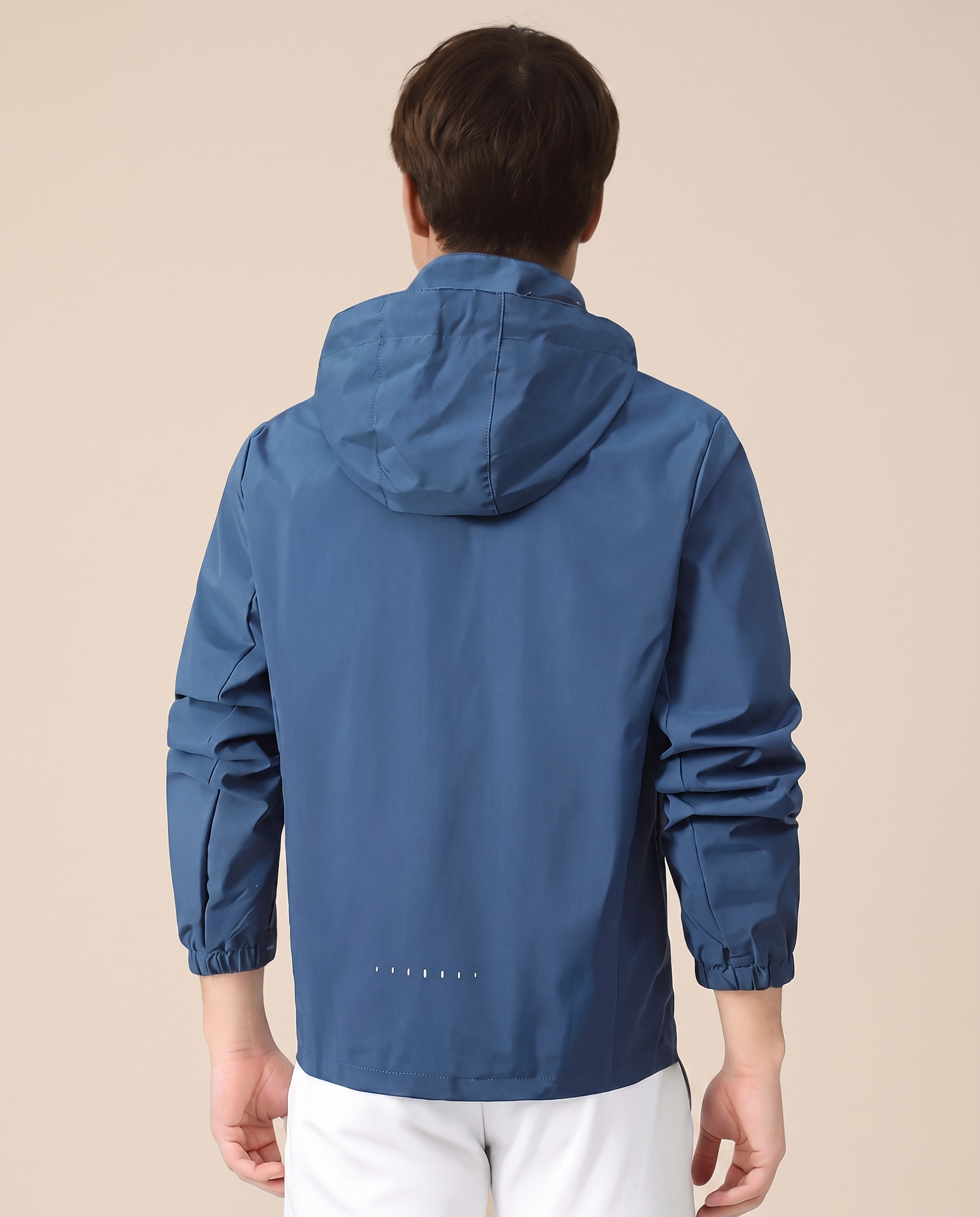 Herrenjacke auf warmbeigem Hintergrund #E8DED2