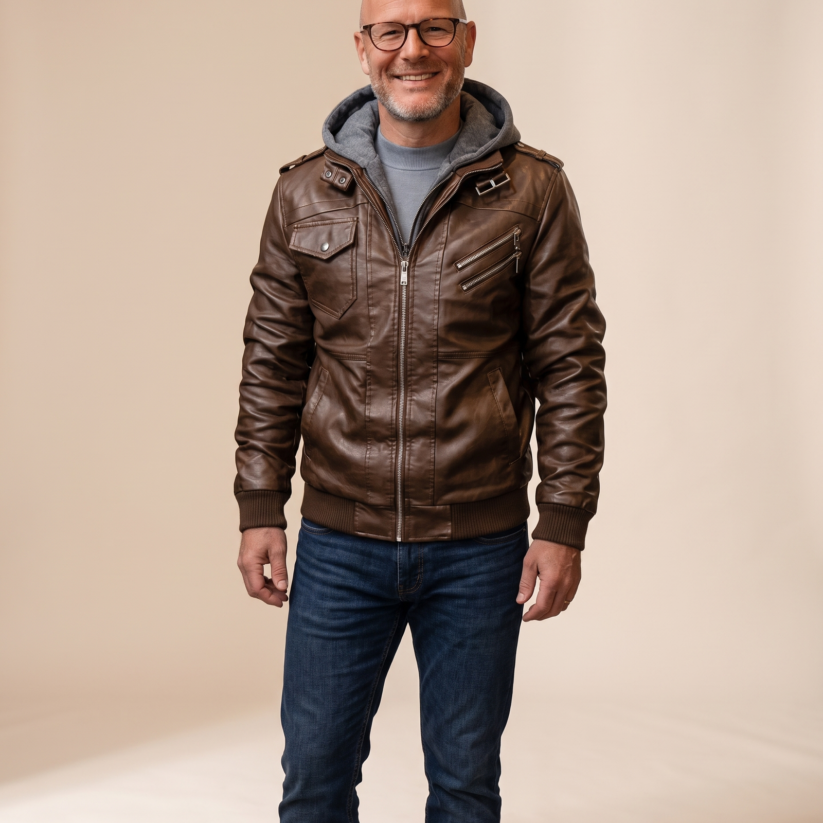 Emma Wien Herrenjacke 10 – Modell auf warmbeigem Studiohintergrund
