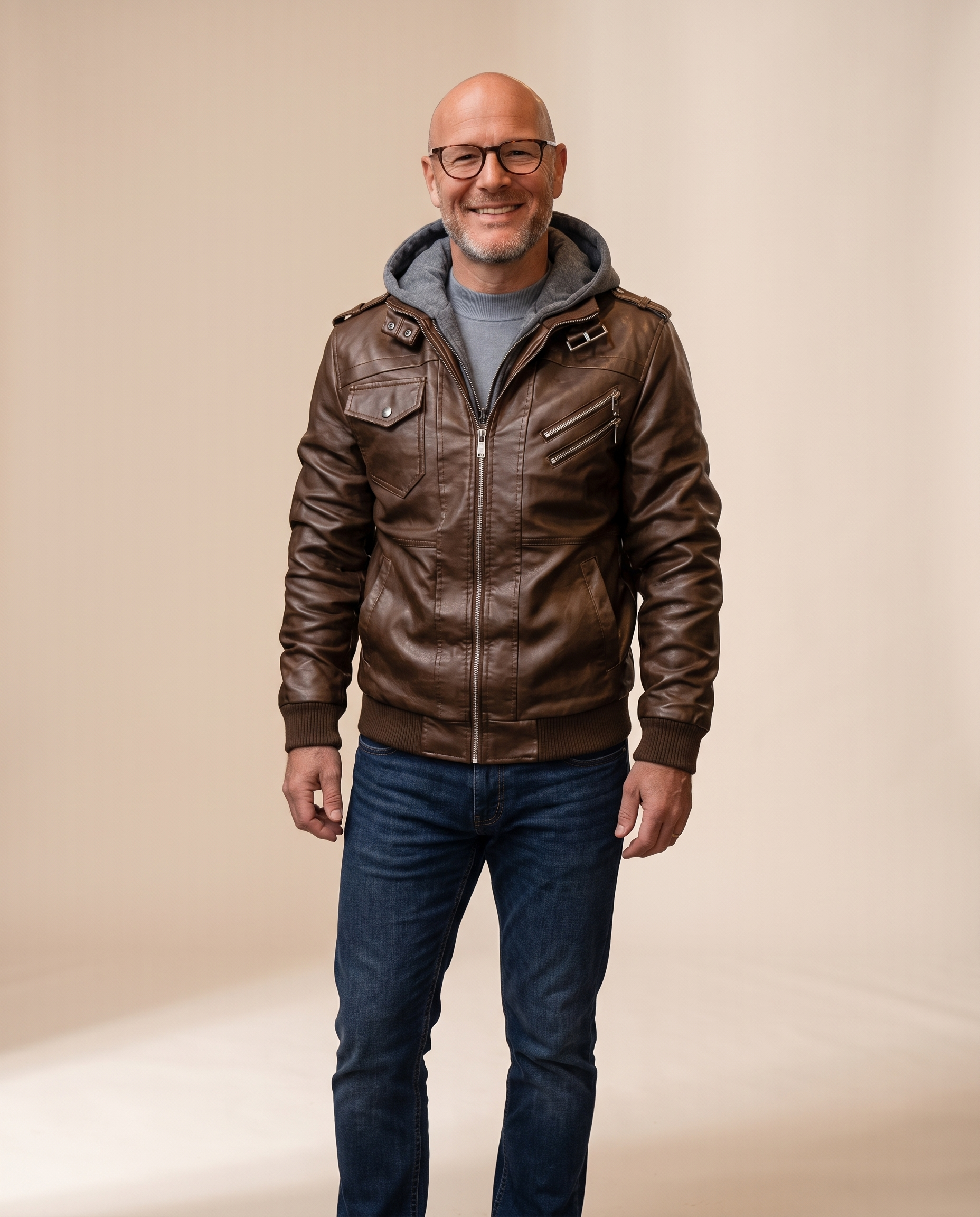 Emma Wien Herrenjacke 10 – Modell auf warmbeigem Studiohintergrund