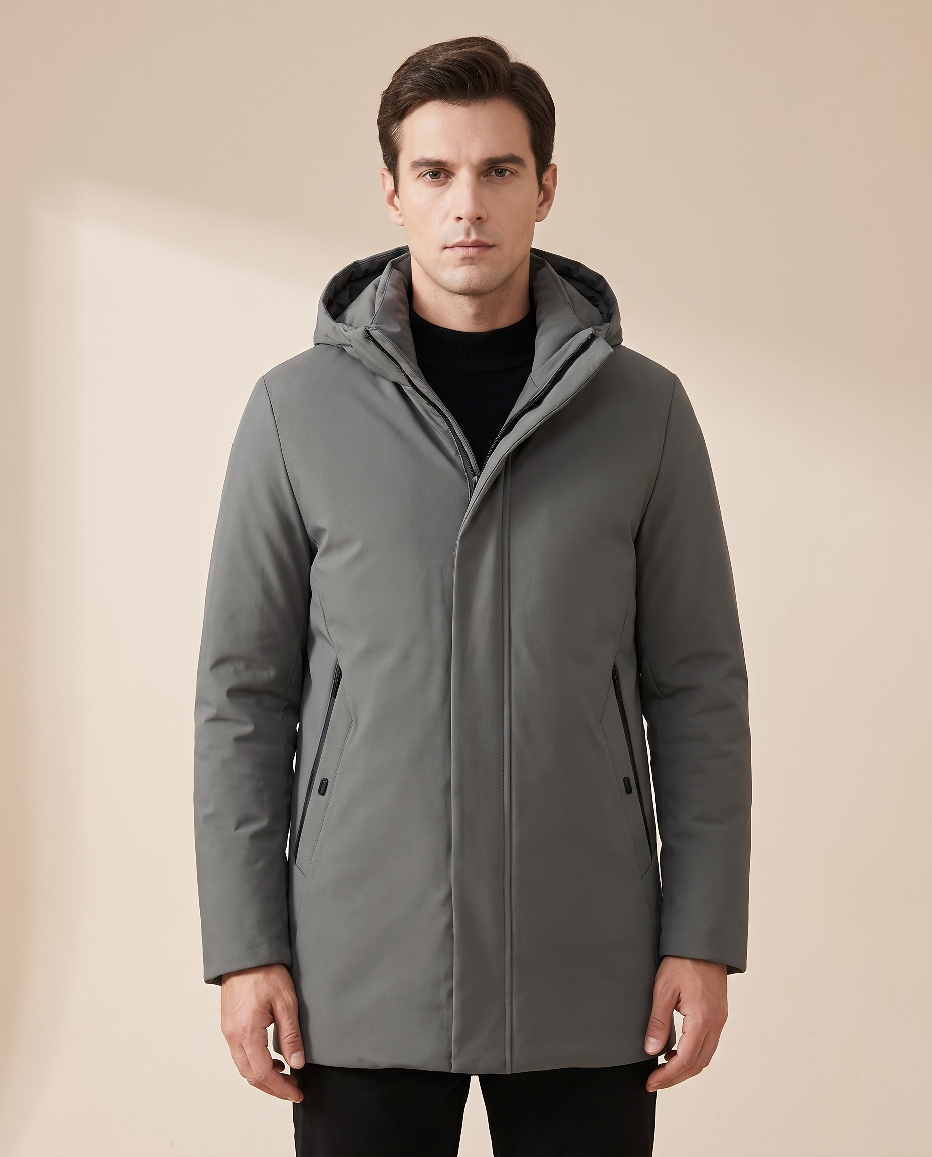 Emma Wien Herrenjacke 3 – Modell auf warmbeigem Studiohintergrund