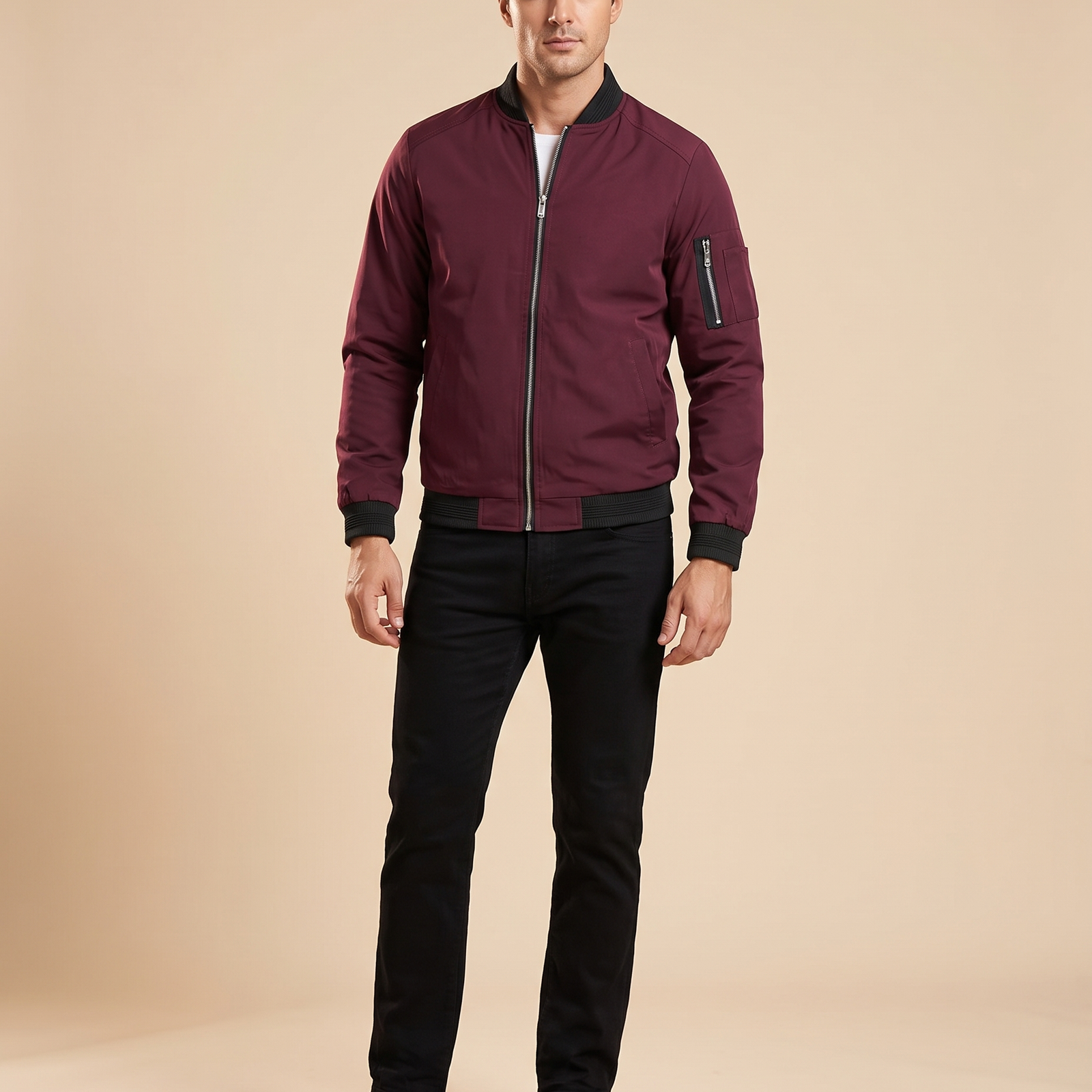 Emma Wien Herrenjacke 9 – Modell auf warmbeigem Studiohintergrund