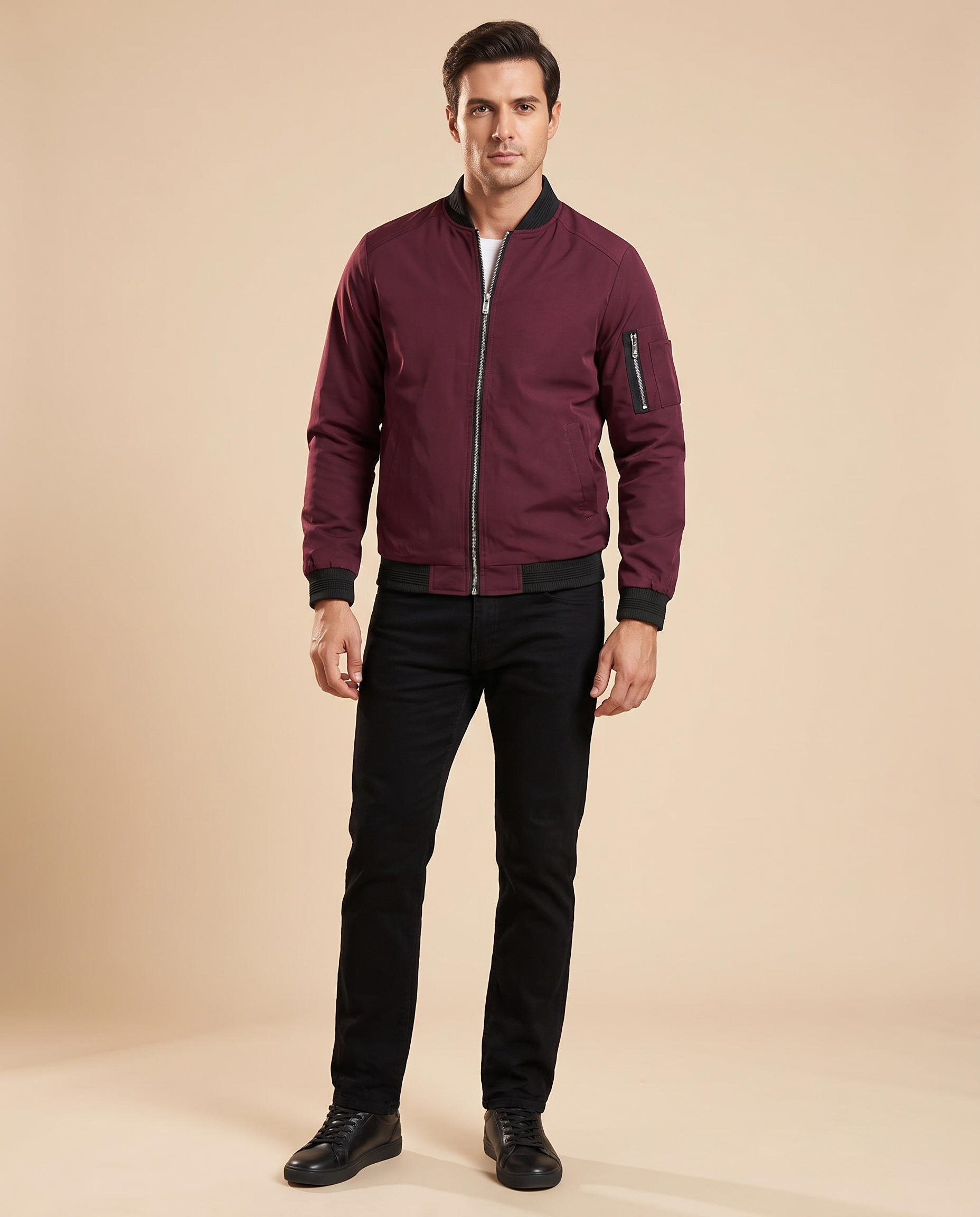 Emma Wien Herrenjacke 9 – Modell auf warmbeigem Studiohintergrund