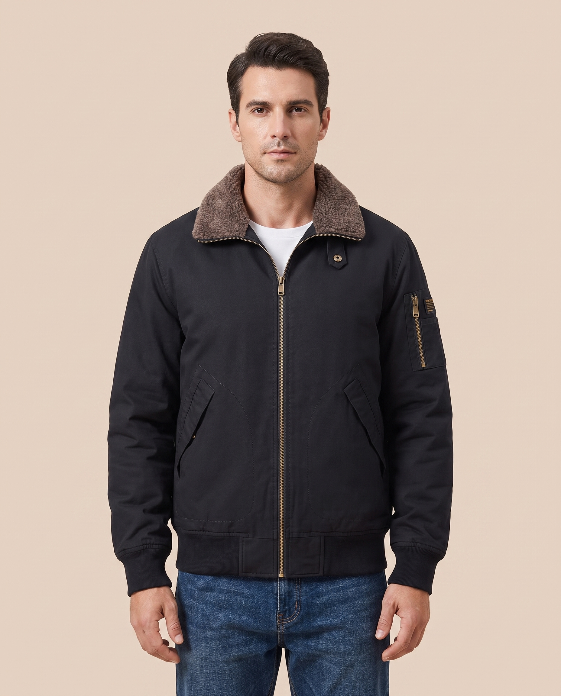 Herrenjacke com modelo masculino em fundo bege