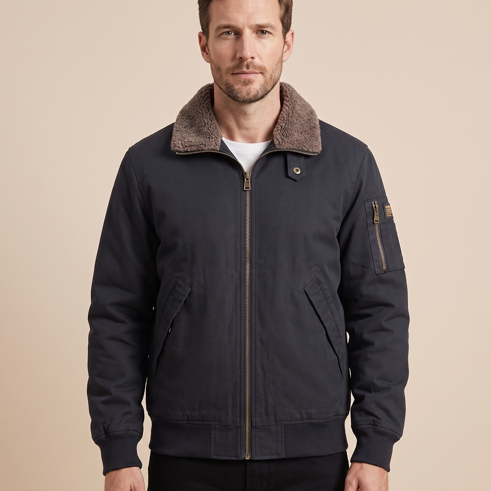 Herrenjacke com modelo masculino em fundo bege