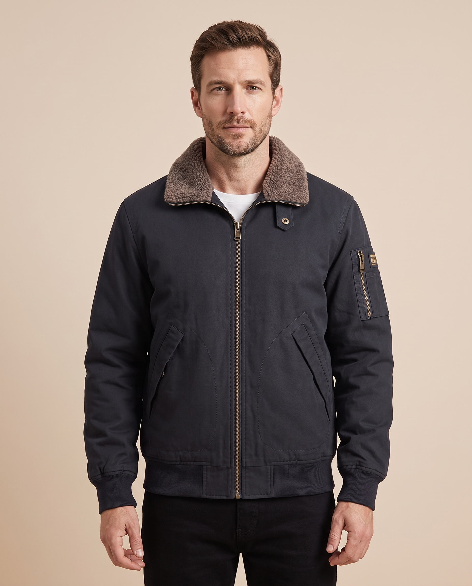 Herrenjacke com modelo masculino em fundo bege