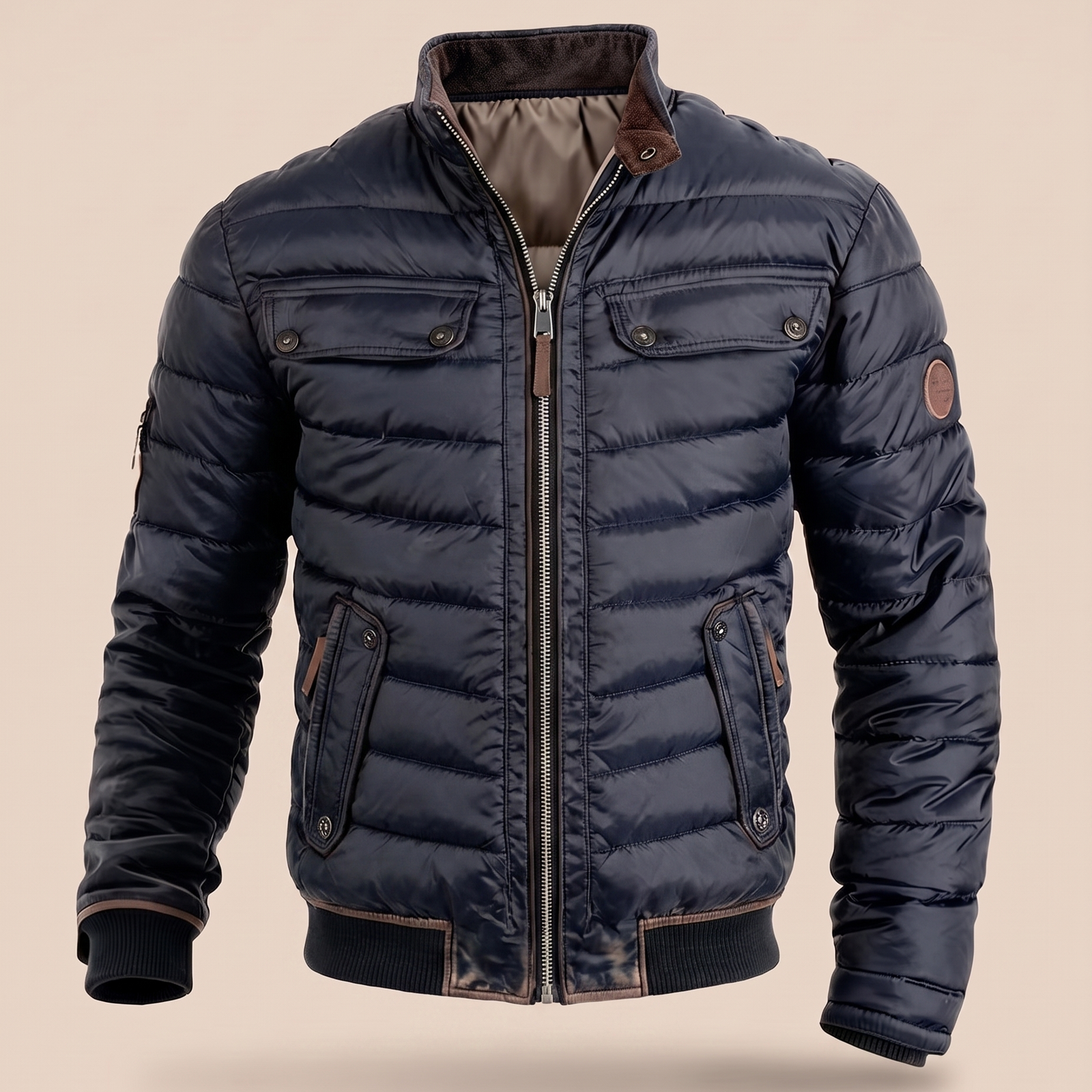 Herrenjacke com modelo masculino em fundo bege