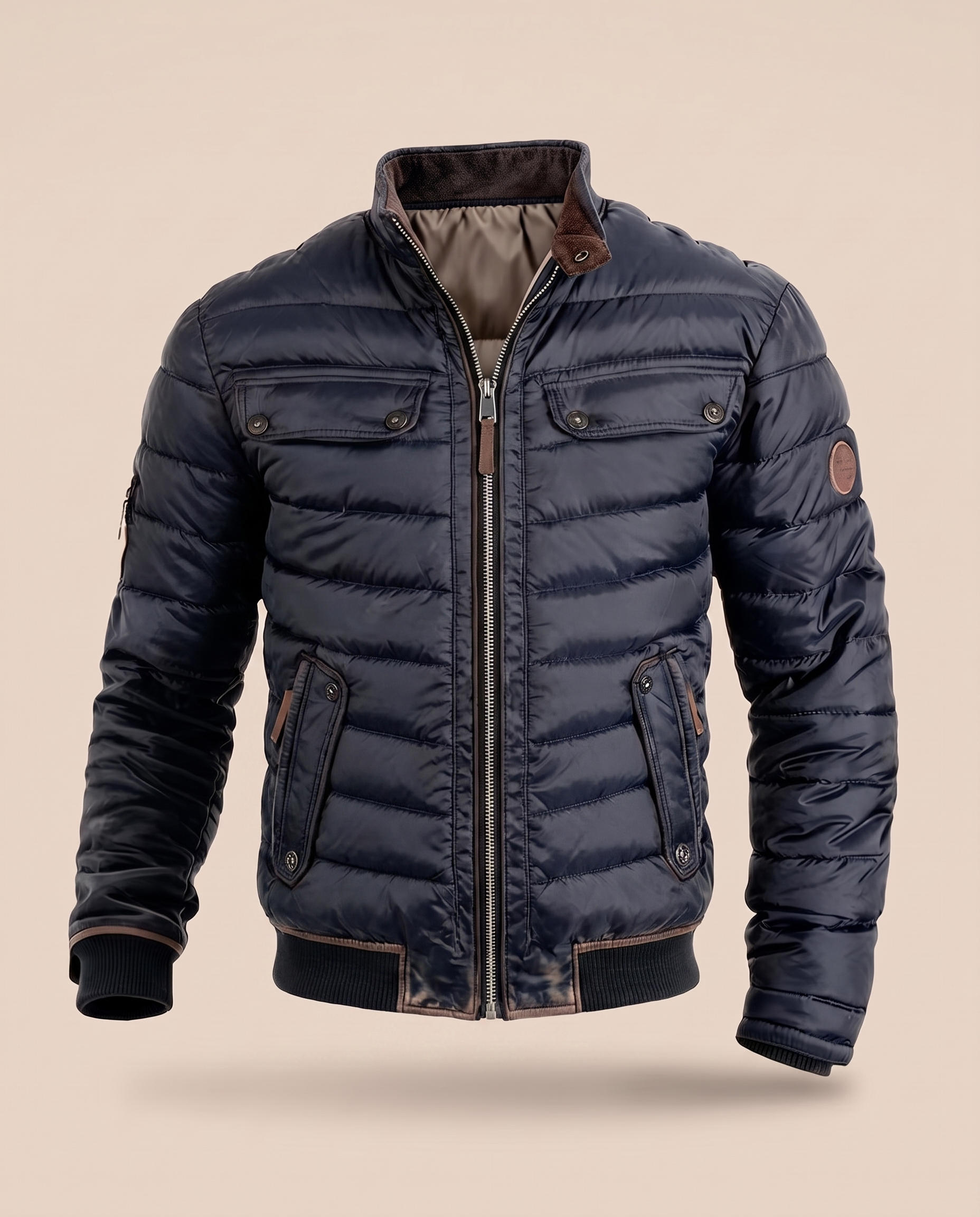 Herrenjacke com modelo masculino em fundo bege