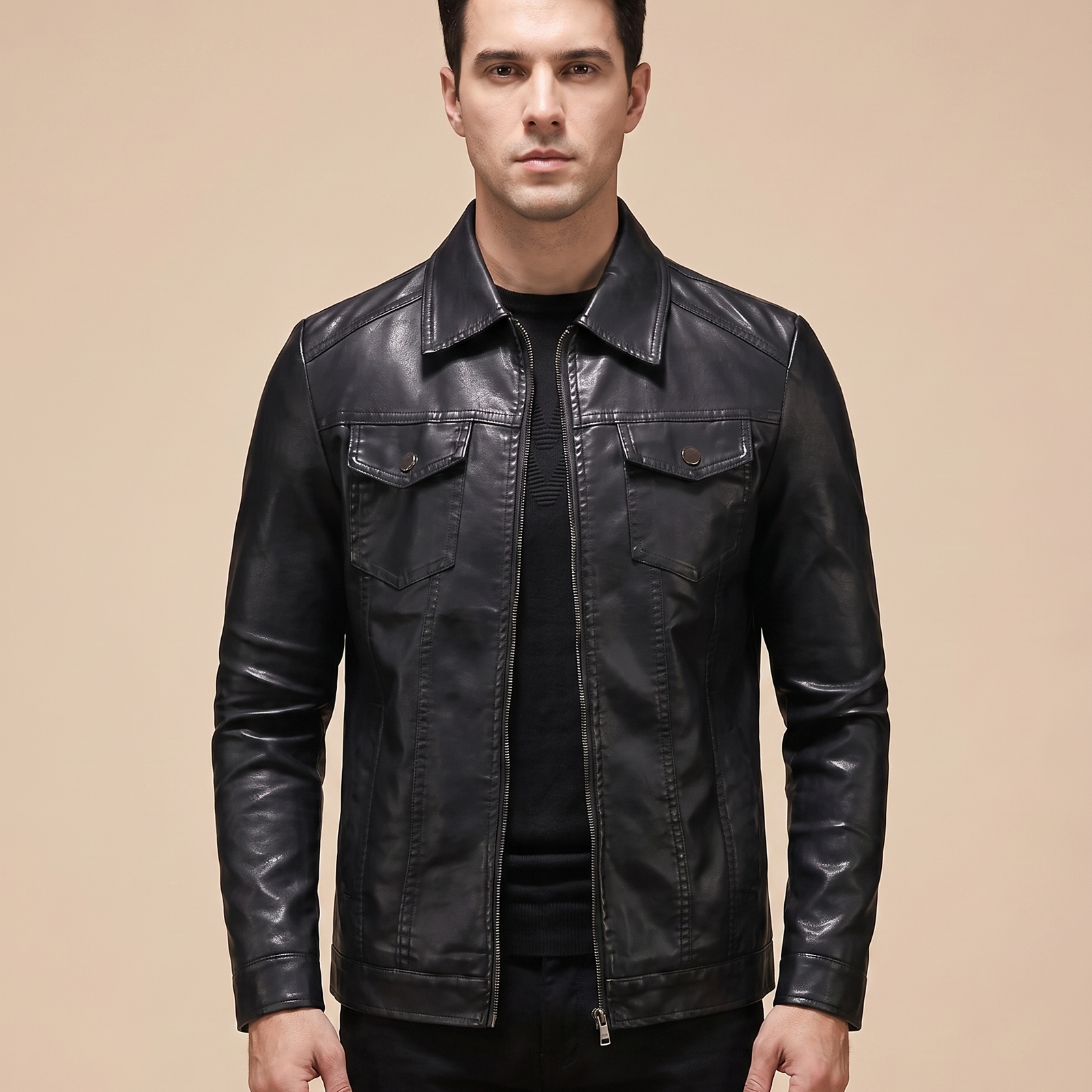 Herrenjacke com modelo masculino em fundo bege